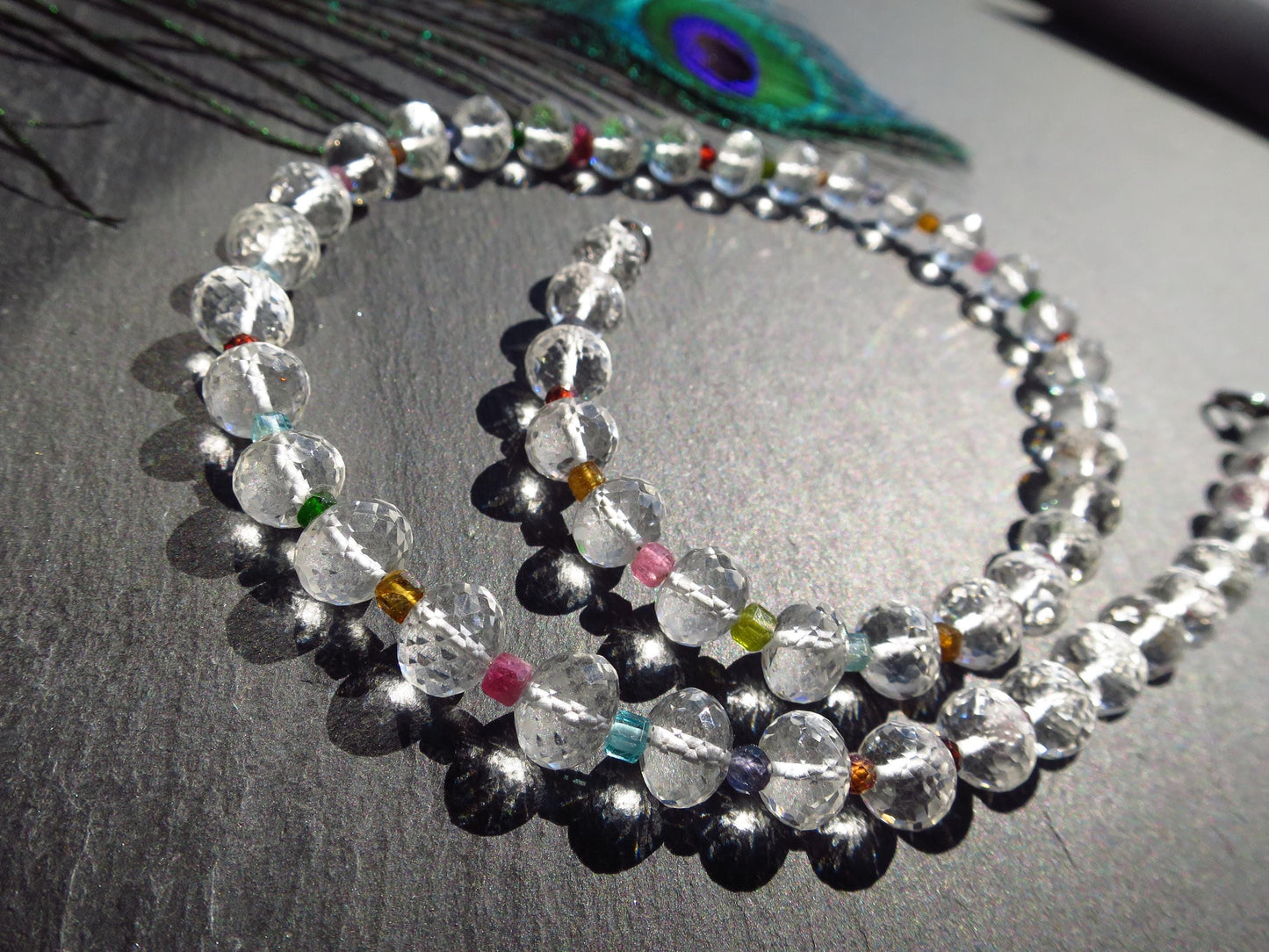 Bunte Bergkristall-Edelsteinkette natürliche unbehandelte Edelsteine Verschluss Sterlingsilber rhodiniert rosa Turmalin, Peridot, Granat