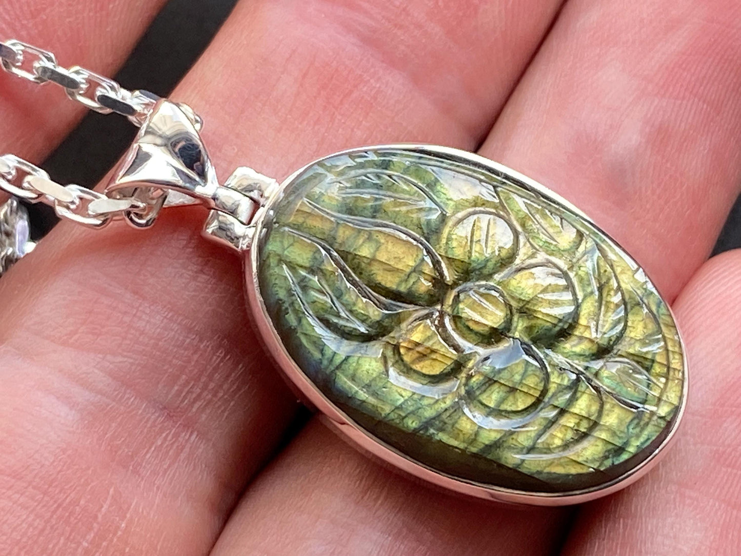 Gravierter Labradorit Anhänger 925 Sterling Silber / gravierter natürlicher unbehandelter Edelstein Cabochon Anhänger massiv Blume