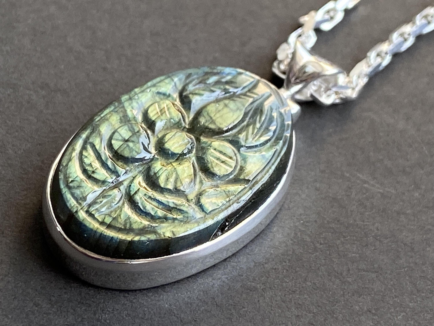 Gravierter Labradorit Anhänger 925 Sterling Silber / gravierter natürlicher unbehandelter Edelstein Cabochon Anhänger massiv Blume