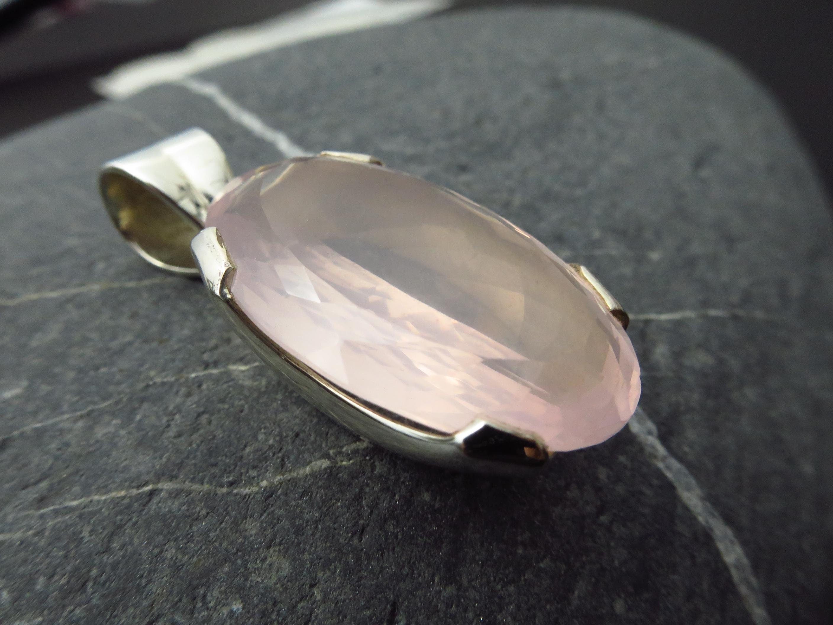 Silber Rosenquarz Anhänger klarer natürlicher Rosenquarz Edelstein facettiert gefasst in 925 Sterling Silber Einzelstück rosa