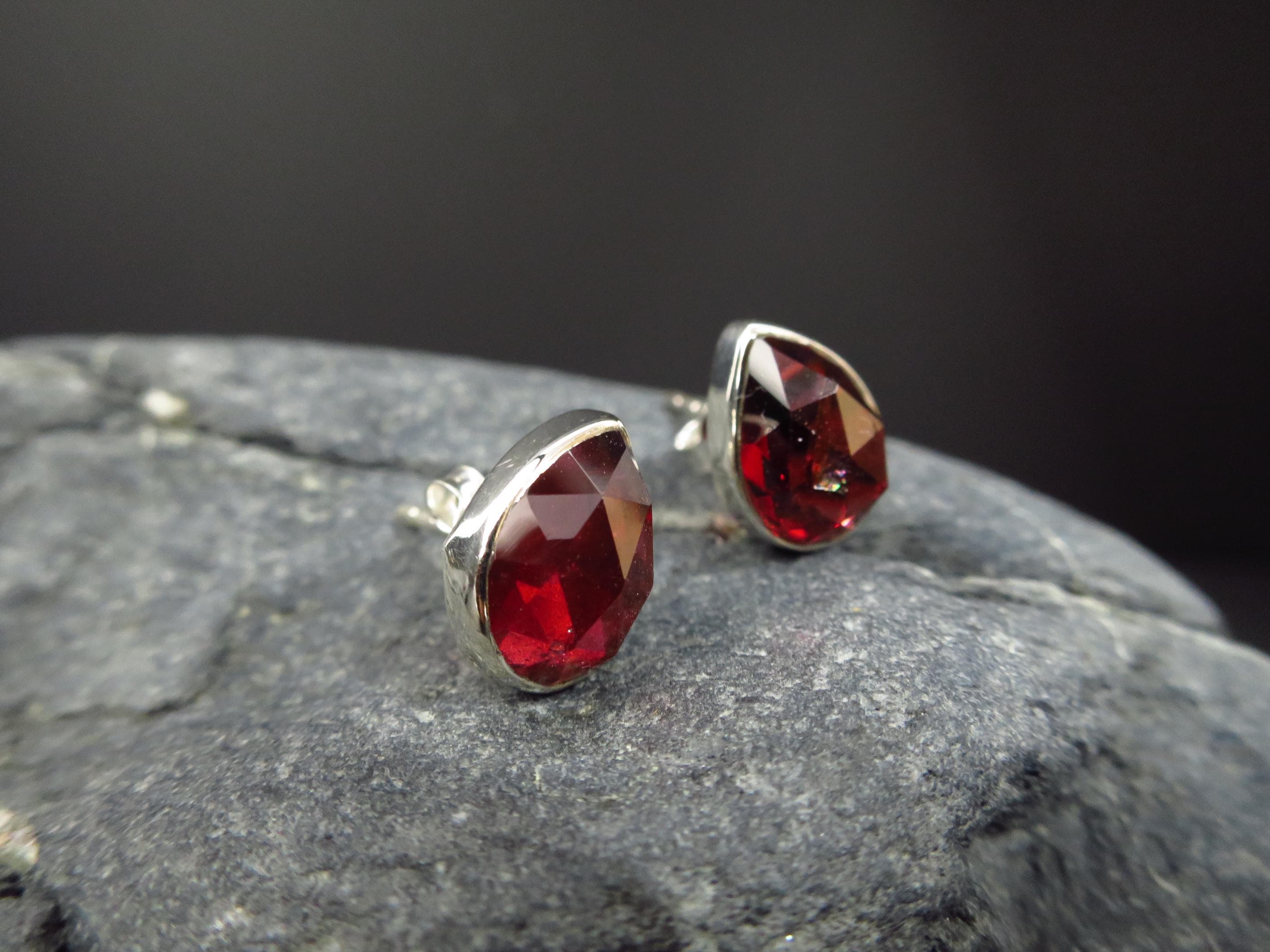 Granat Silber Ohrringe Ohrstecker Rose cut Mosambik Granat gefasst  925 Sterling  Edelstein rot facettiert Granat Ohrstecker Natur Edelstein