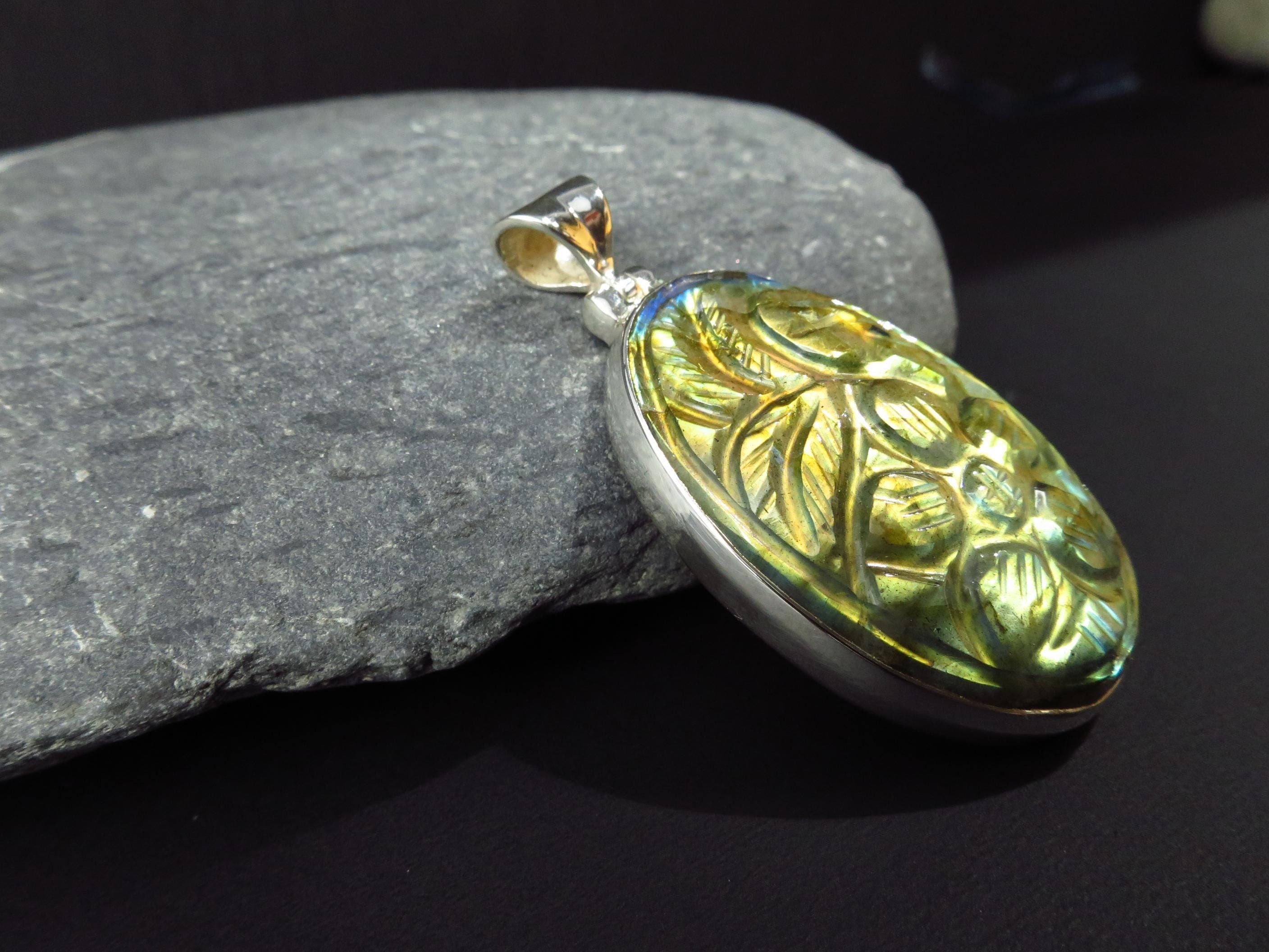 Labradorit Anhänger Silber Gravierter Labradorit Anhänger  Silber Labradorit Blume Anhänger graviert Blume Stein Anhänger Labradorit