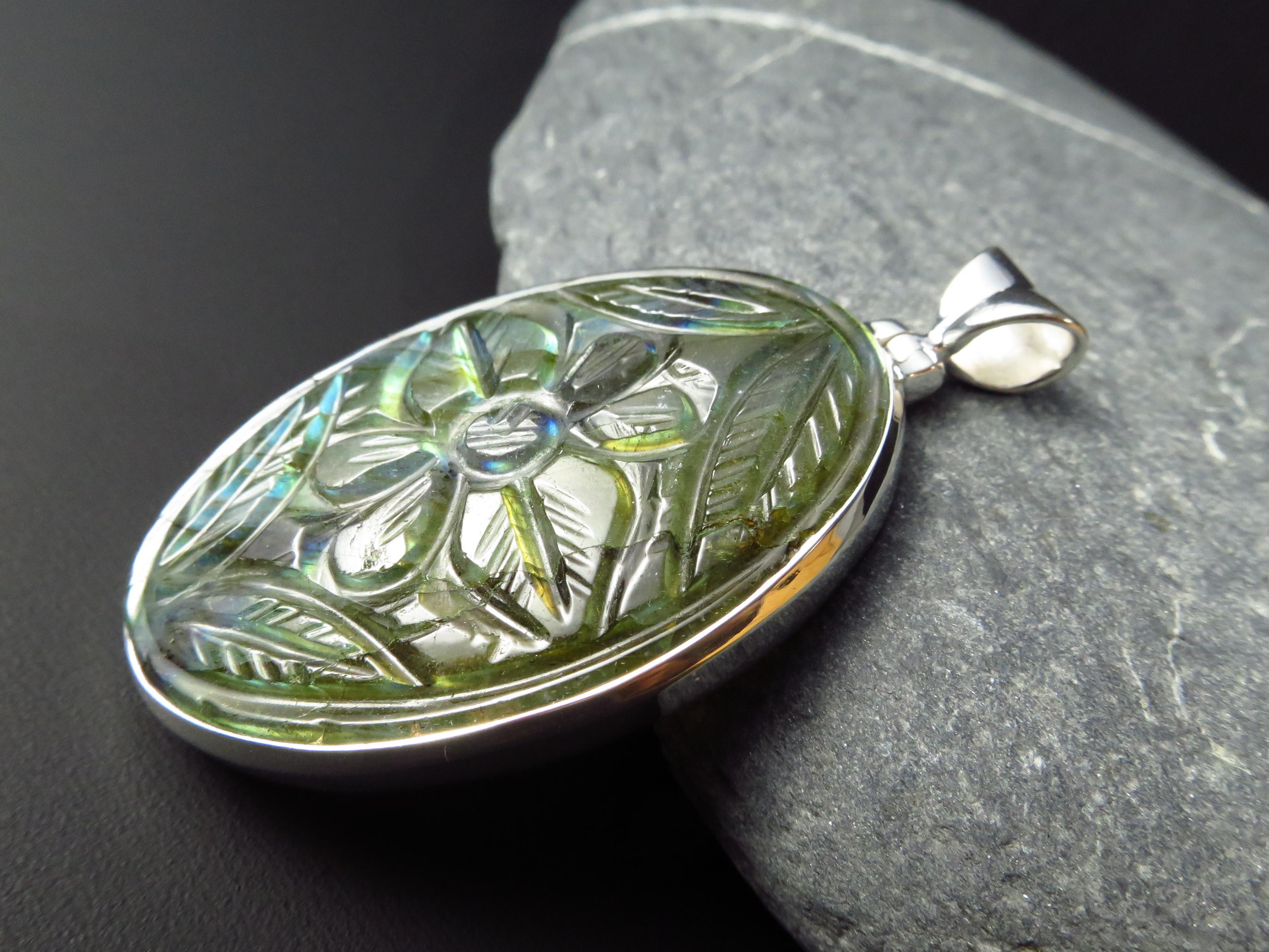 Labradorit Anhänger in Sterling Silber gravierte Blume 1