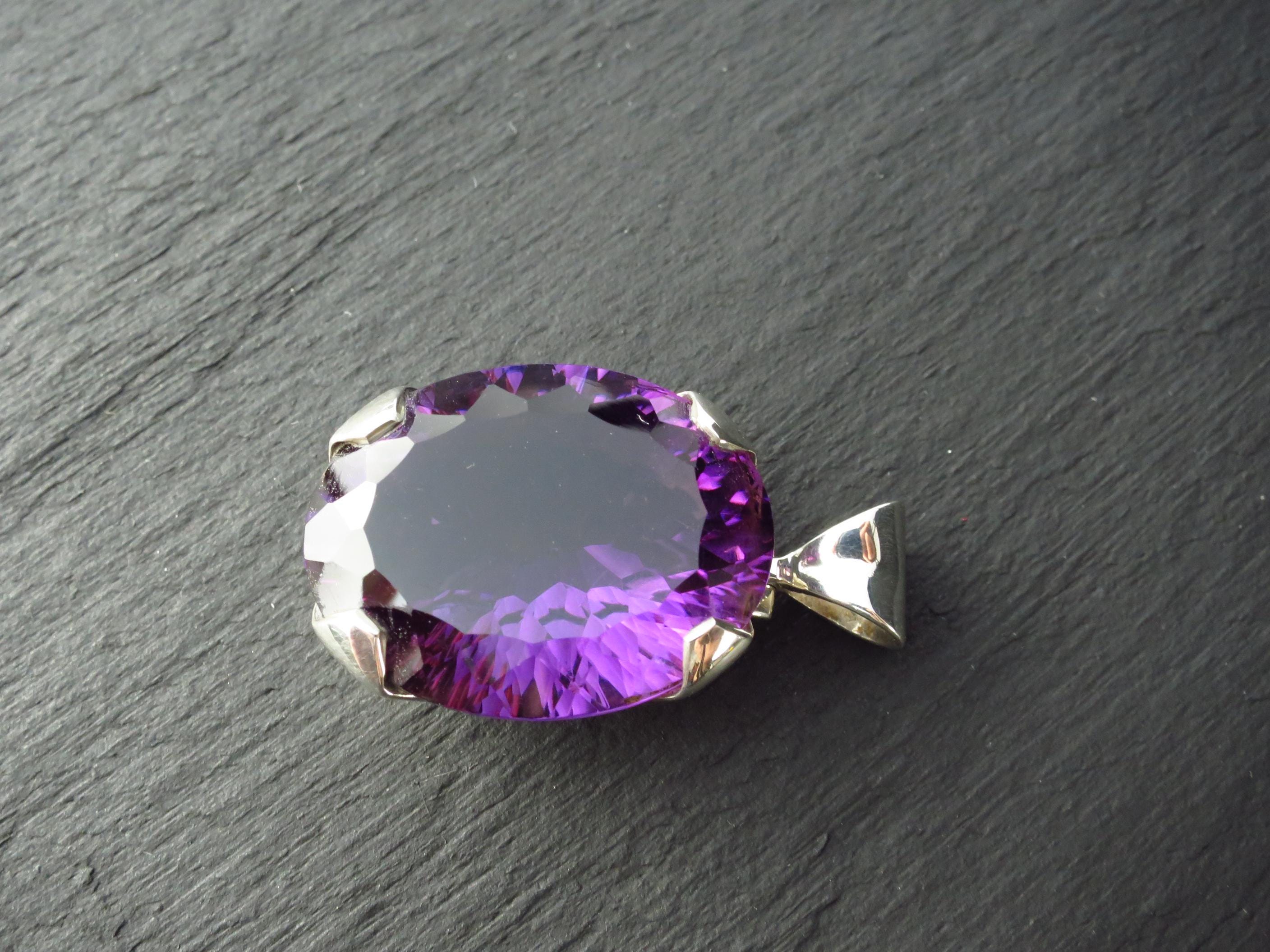 Facettierter Amethyst Anhänger mit konkavem Schliff gefasst in Sterling Silber