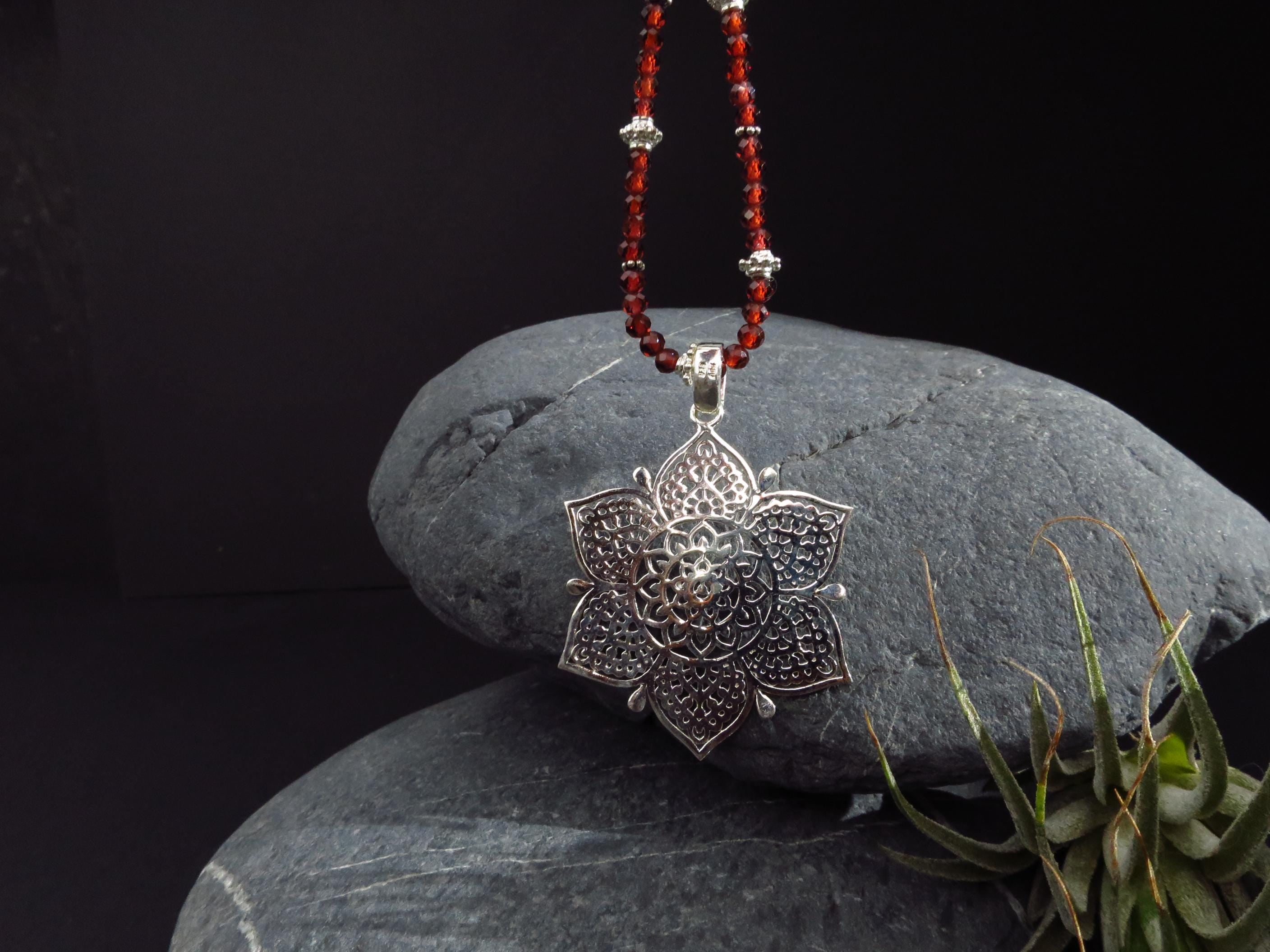 Granat Kette mit großem Mandala Anhänger 925 Silber