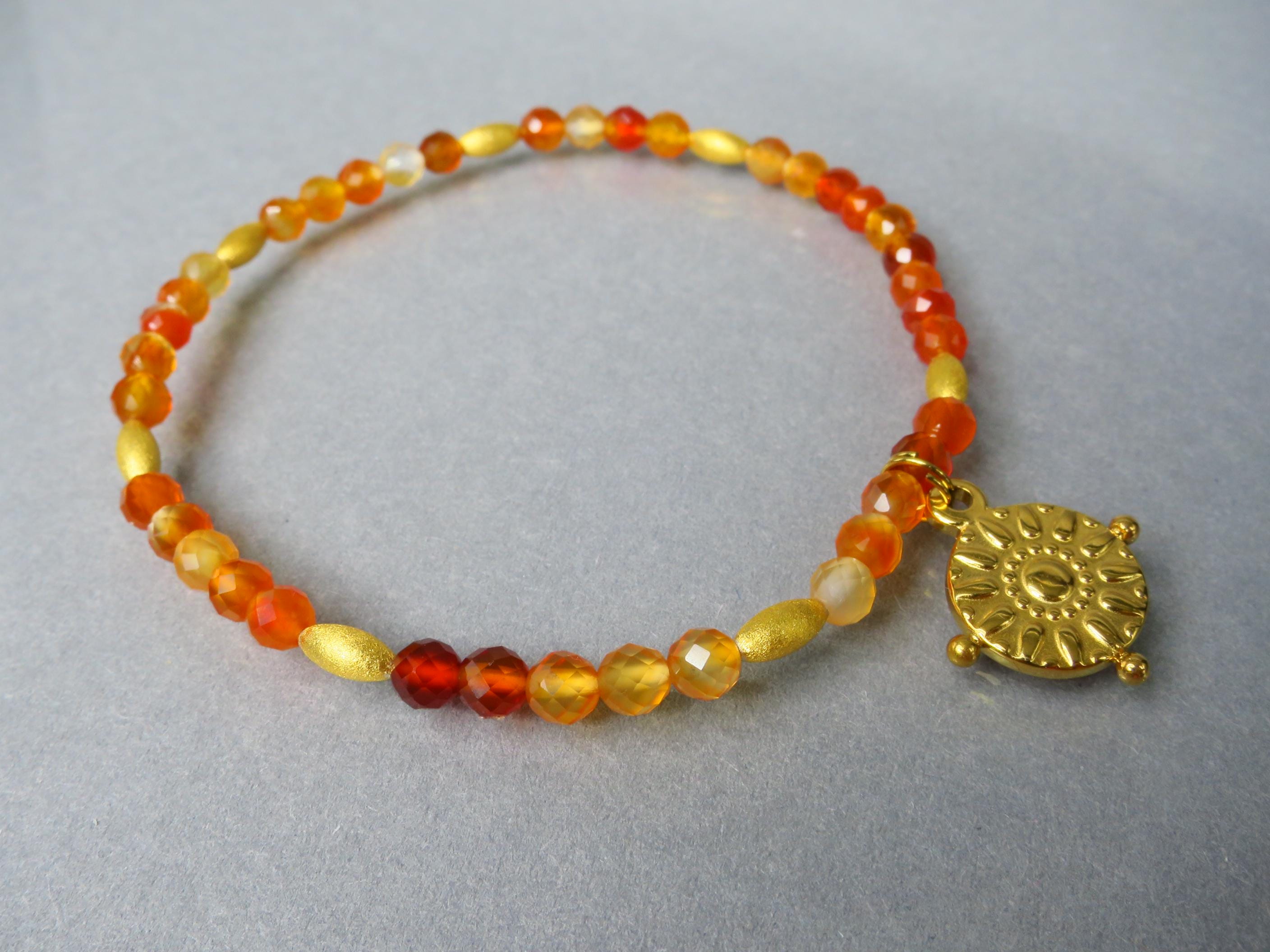 Karneol Edelstein Armband in Orange und Gold, Stapelarmband, bangle bracelet