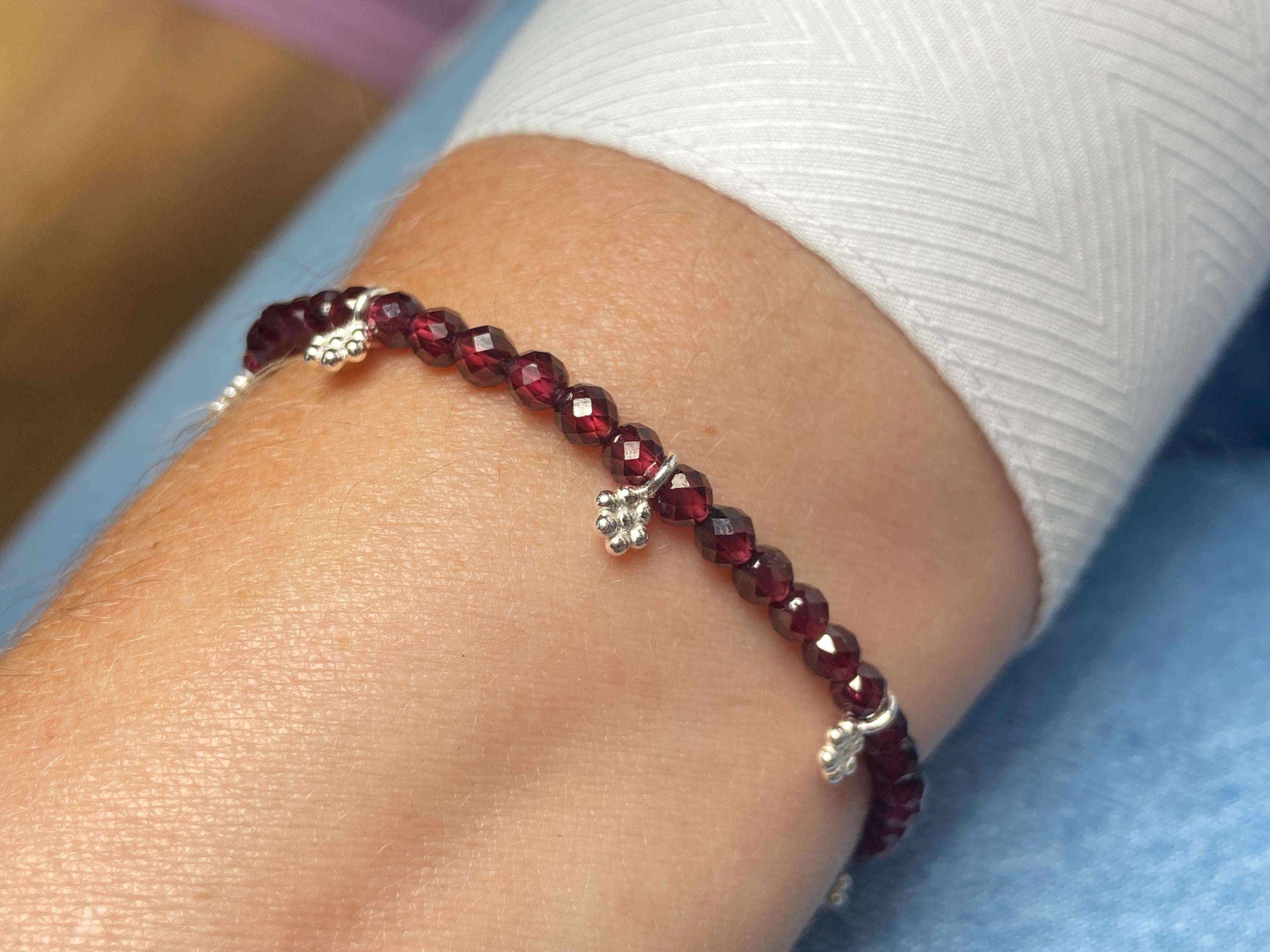 Granat Edelstein Stacking Armband Delfin und Blumen