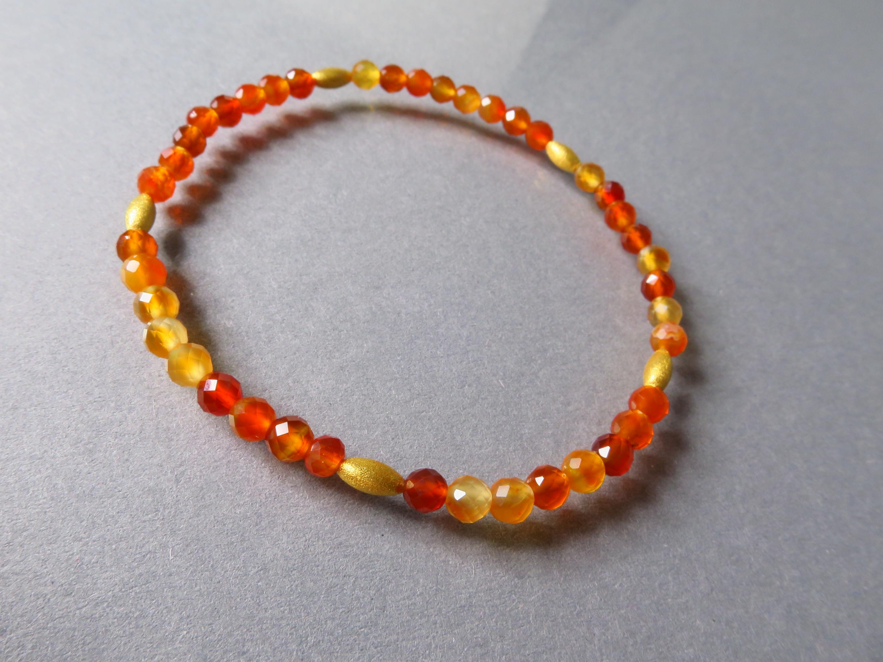 Karneol Edelstein Armband in Orange und Gold, Stapelarmband, bangle bracelet
