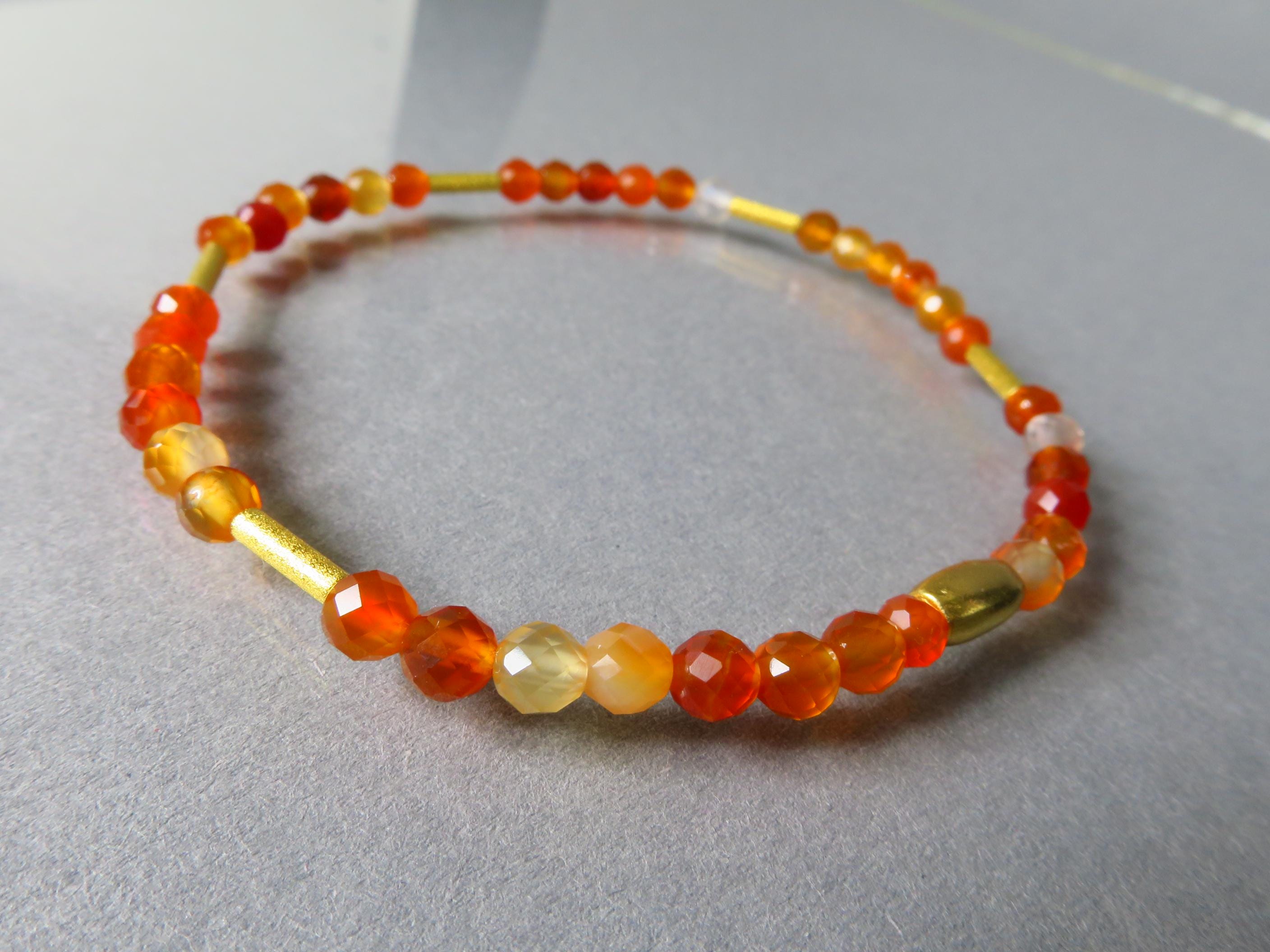 Karneol Edelstein Armband in Orange und Gold, Stapelarmband, bangle bracelet