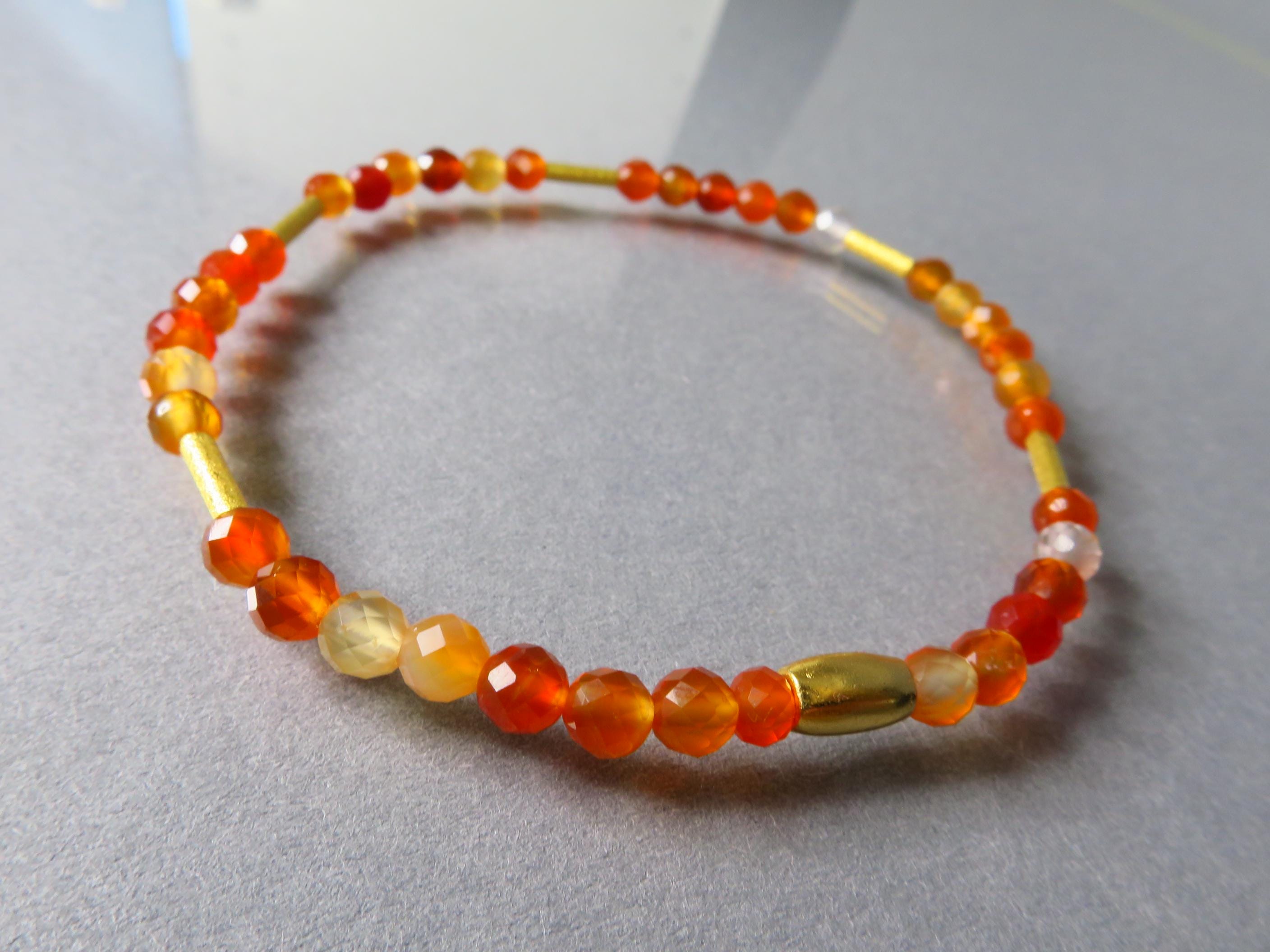 Karneol Edelstein Armband in Orange und Gold, Stapelarmband, bangle bracelet