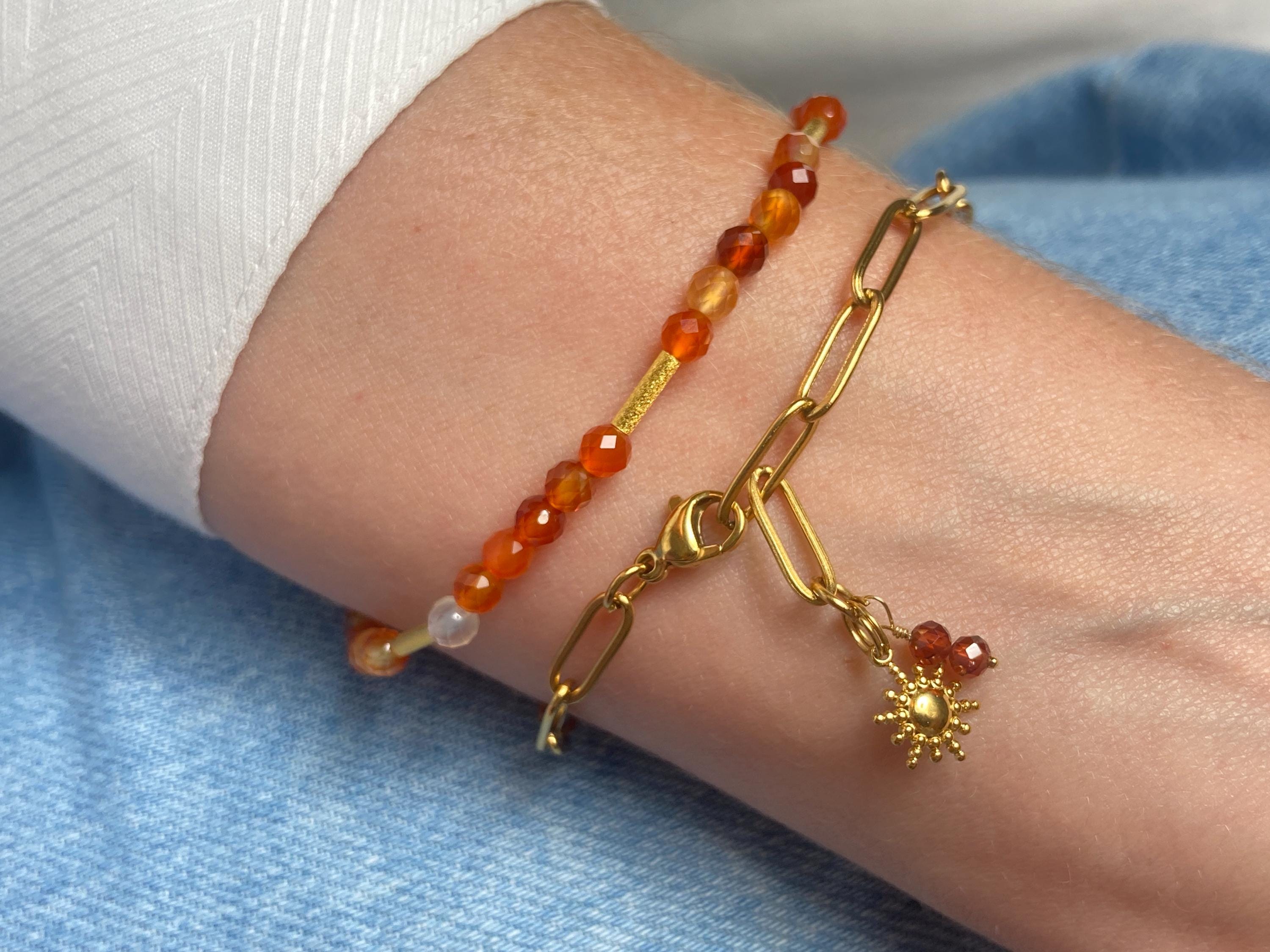 Karneol Edelstein Armband in Orange und Gold, Stapelarmband, bangle bracelet