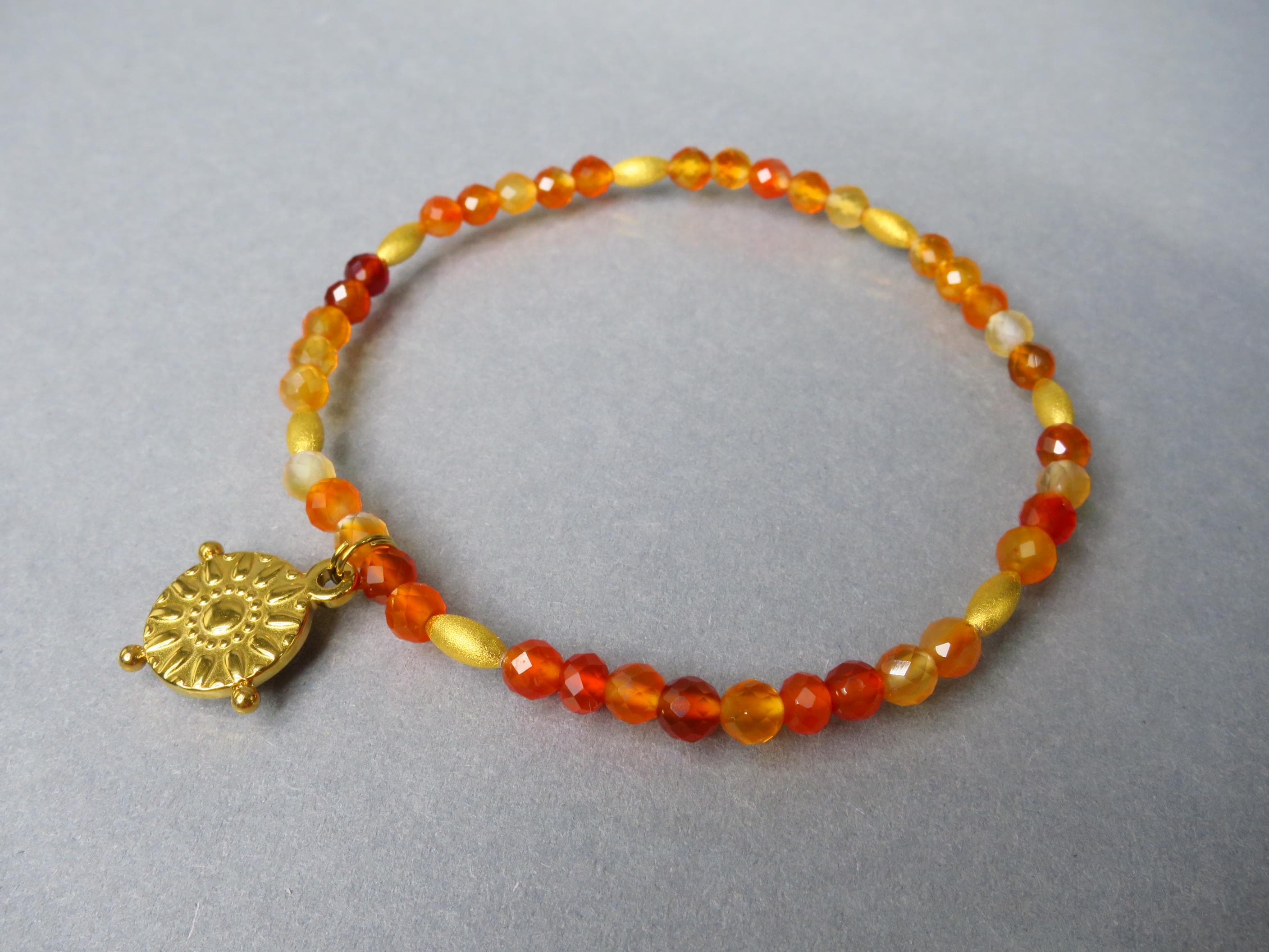 Karneol Edelstein Armband in Orange und Gold, Stapelarmband, bangle bracelet
