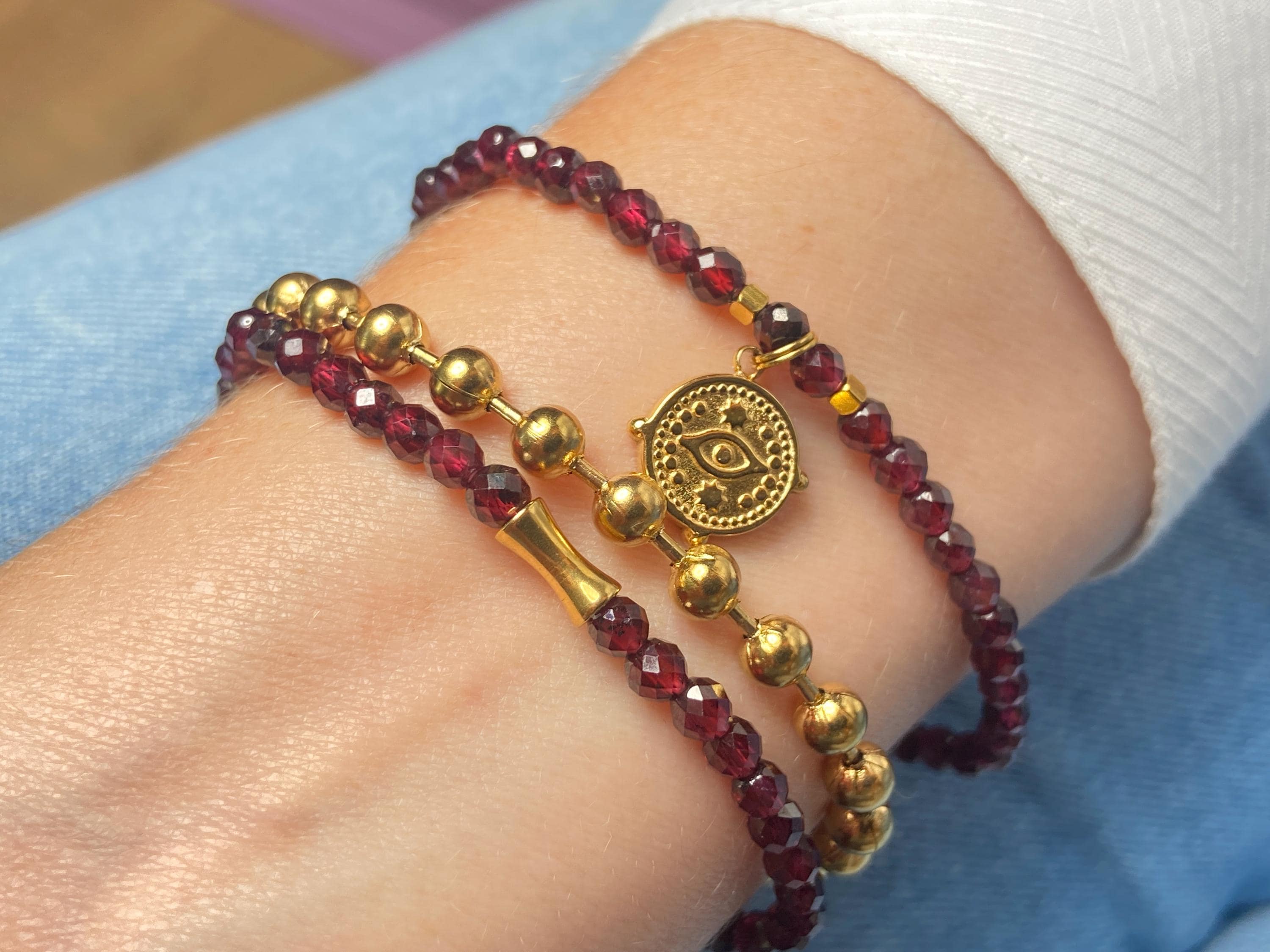 Granat Armband in rot und Gold, Stapelarmband mit Edelsteinen, bangle bracelet