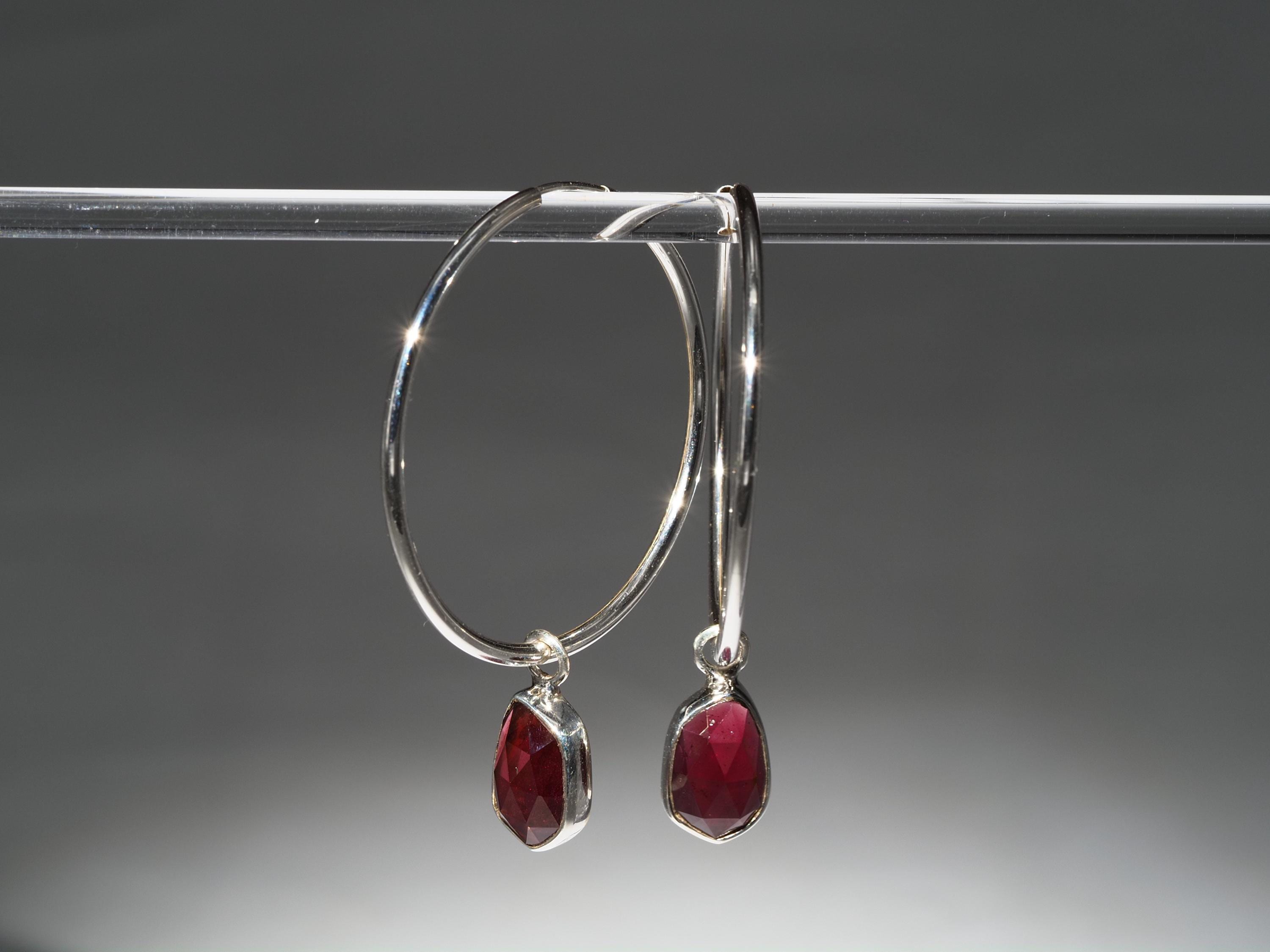 Granat Silber Creolen – elegante Ohrringe mit tiefroten Edelsteinen