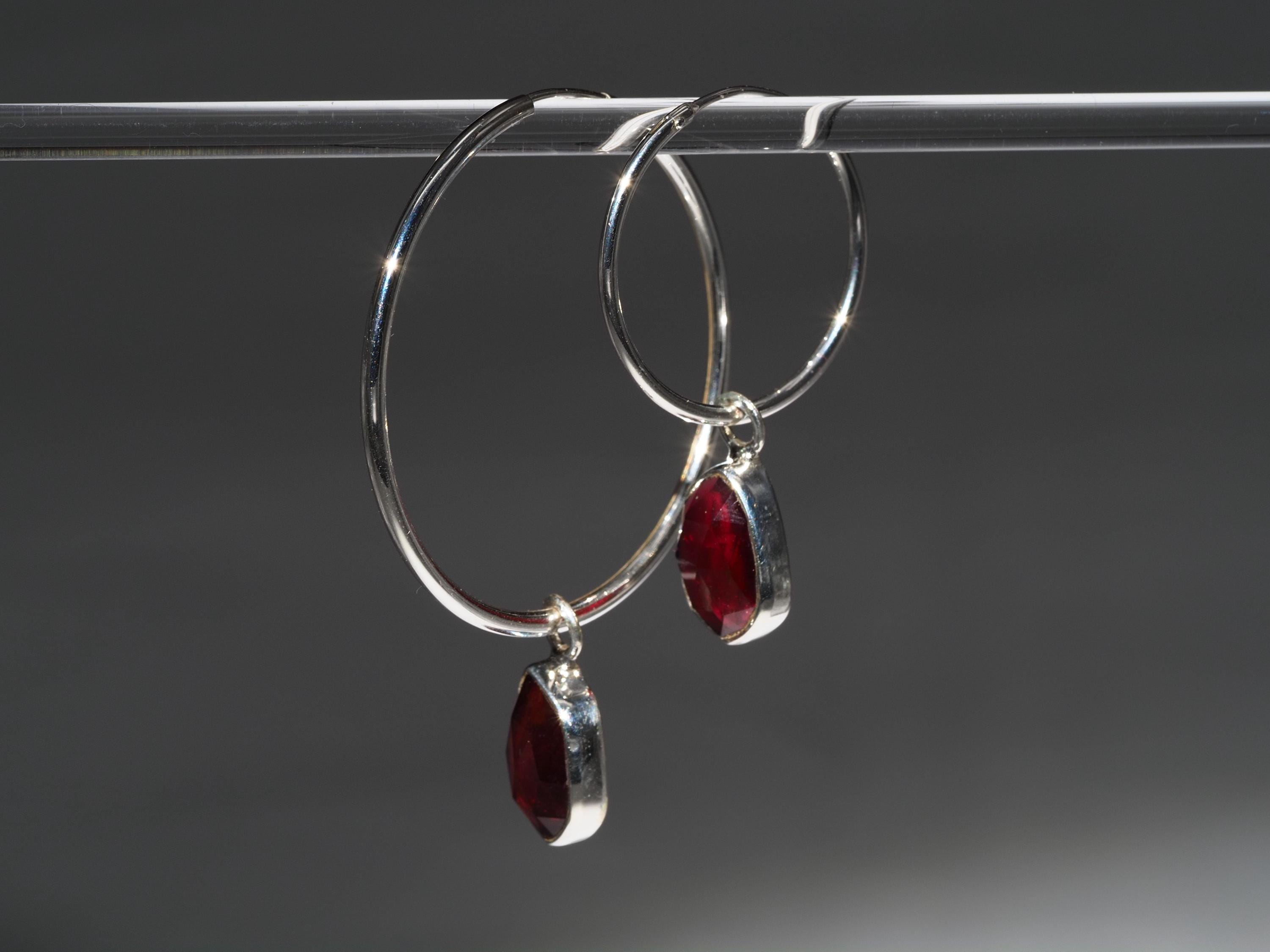 Granat Silber Creolen – elegante Ohrringe mit roten Edelsteinen