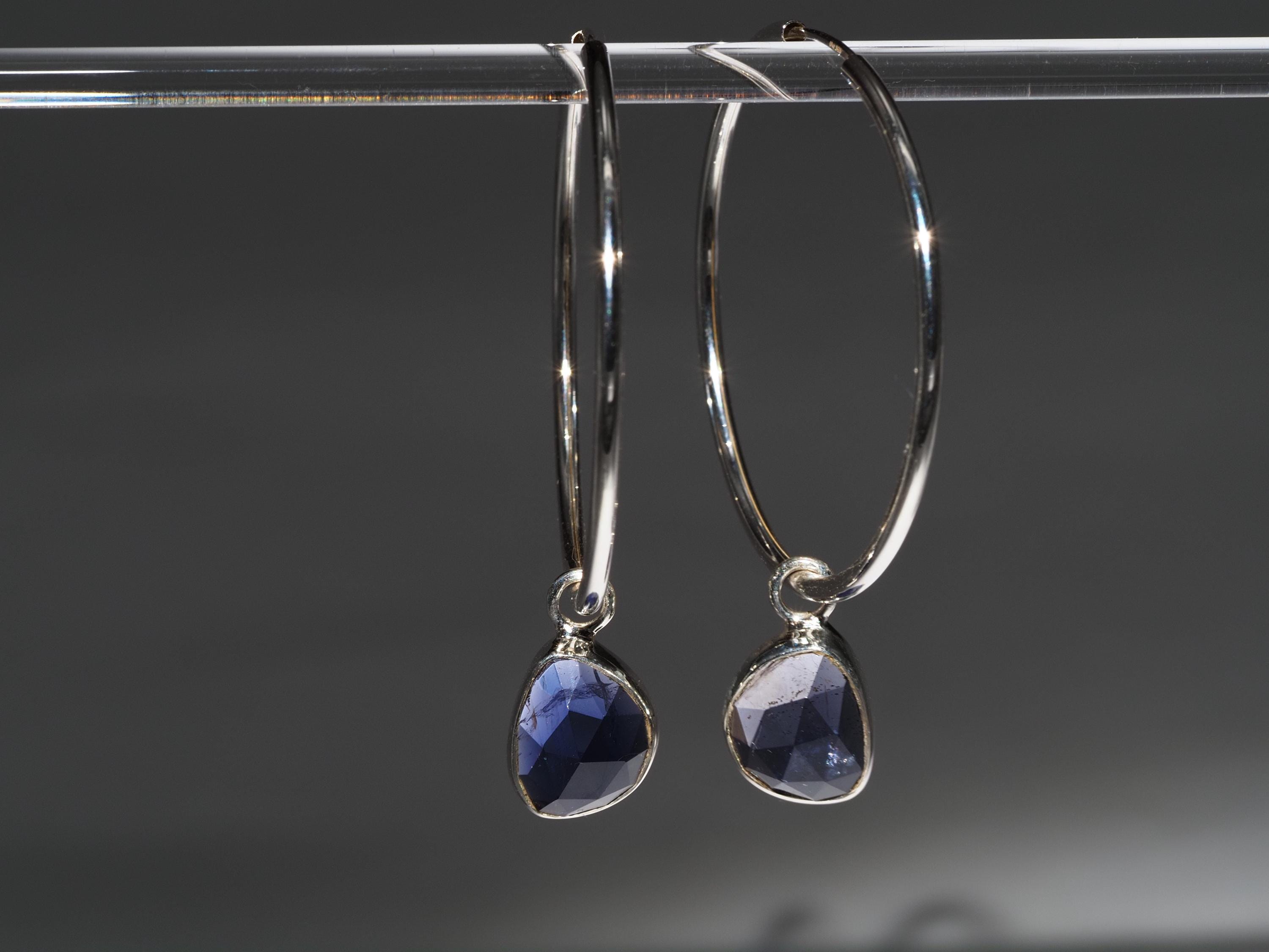 Iolith Silber Creolen – elegante Ohrringe mit mystisch blauem Edelstein