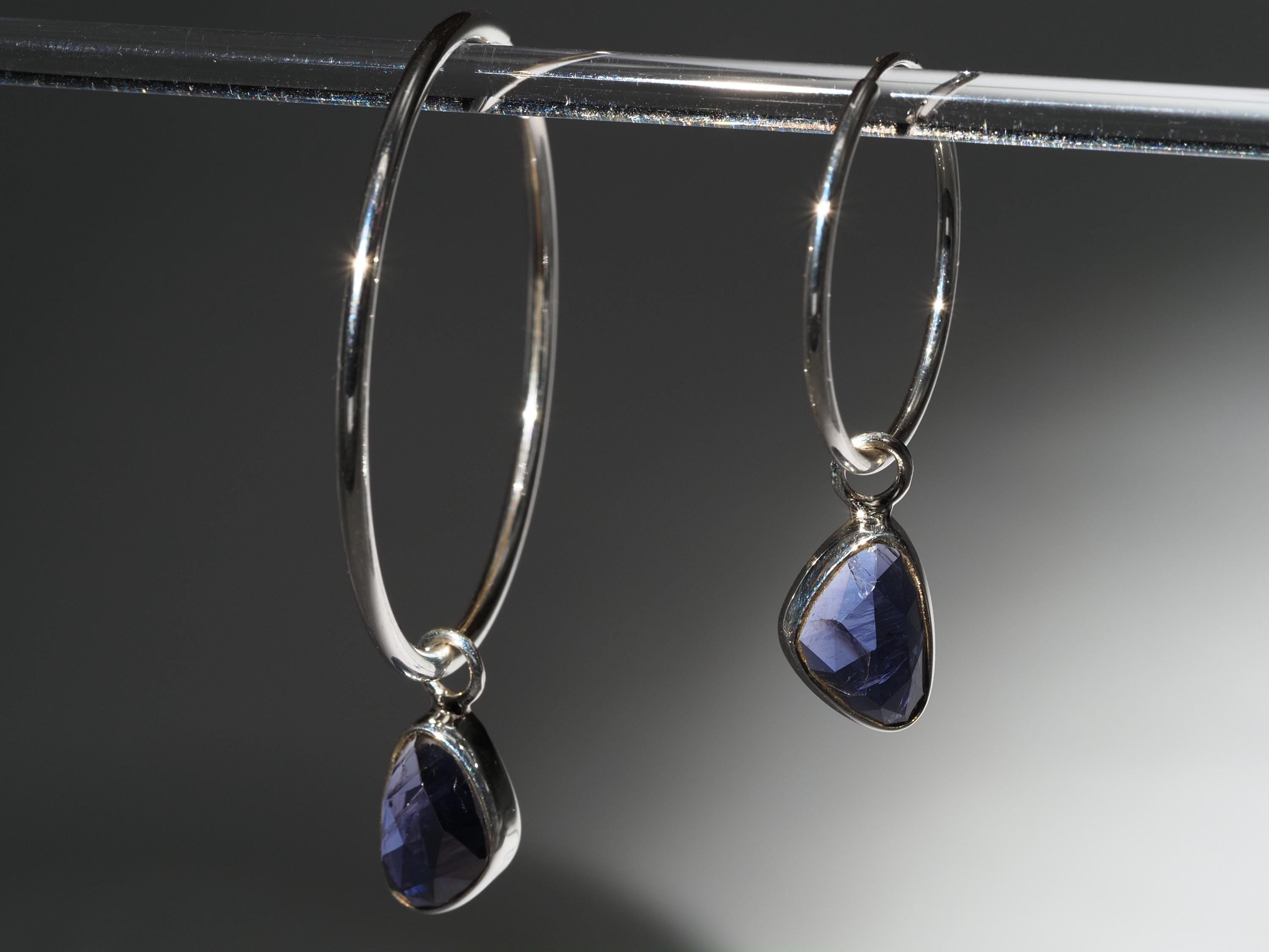 Iolith Silber Creolen – elegante Ohrringe mit mystische blaue Edelsteinen