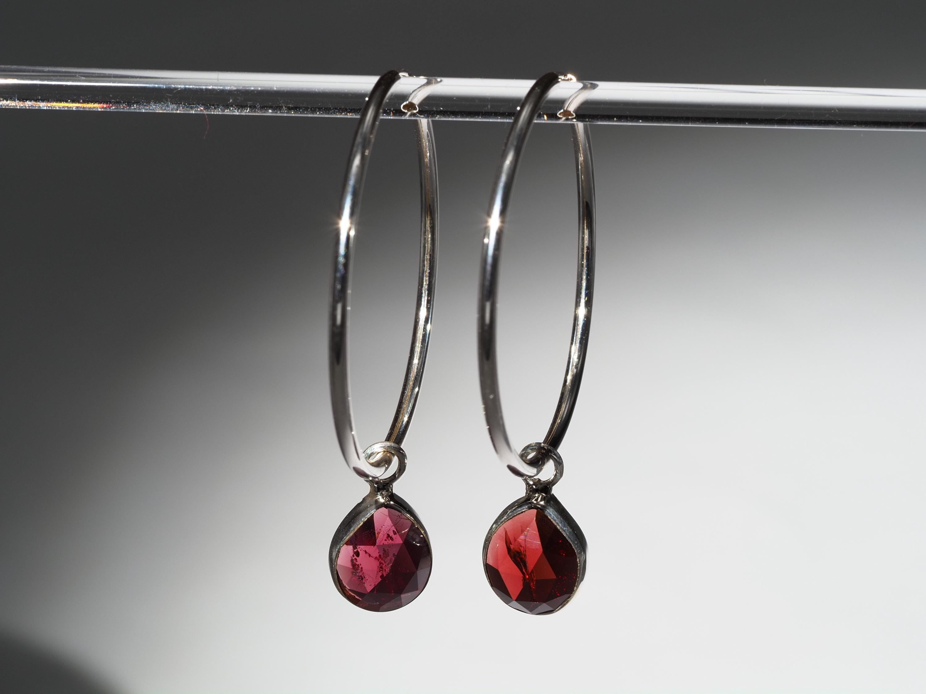 Granat Silber Creolen – elegante Ohrringe mit roten Edelsteinen