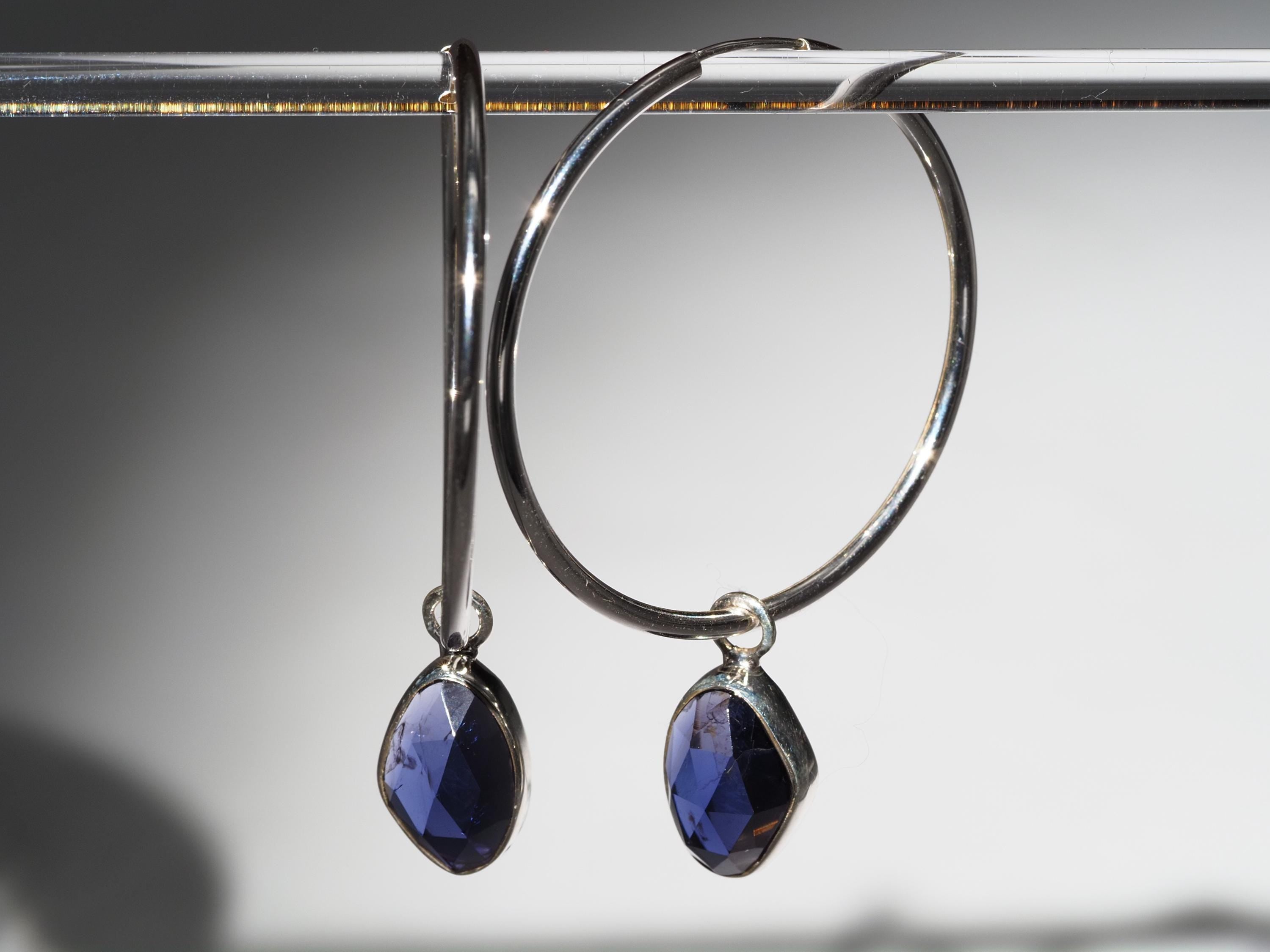 Iolith Silber Creolen – elegante Ohrringe mit mystische blaue Edelsteinen