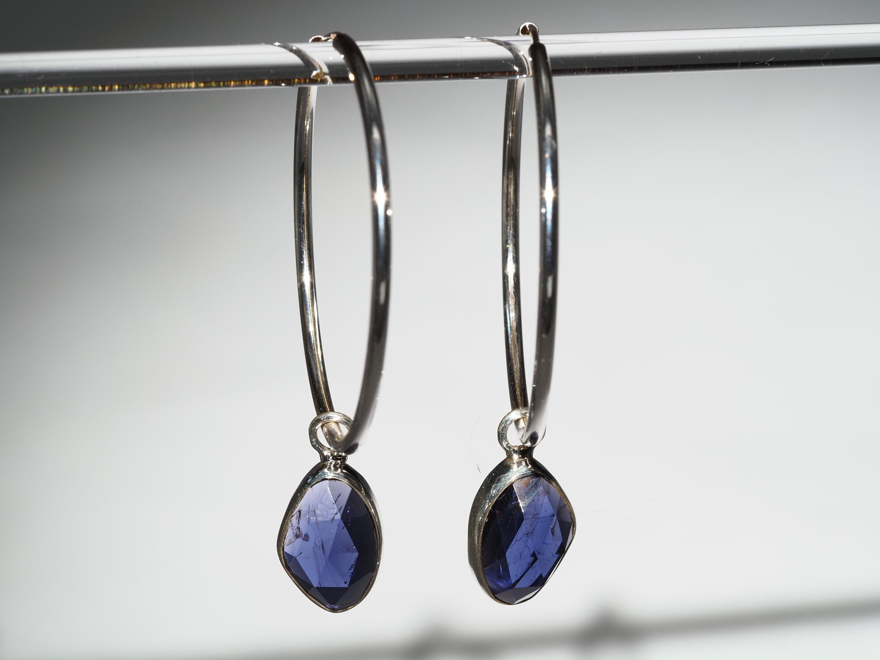 Iolith Silber Creolen – elegante Ohrringe mit mystische blaue Edelsteinen