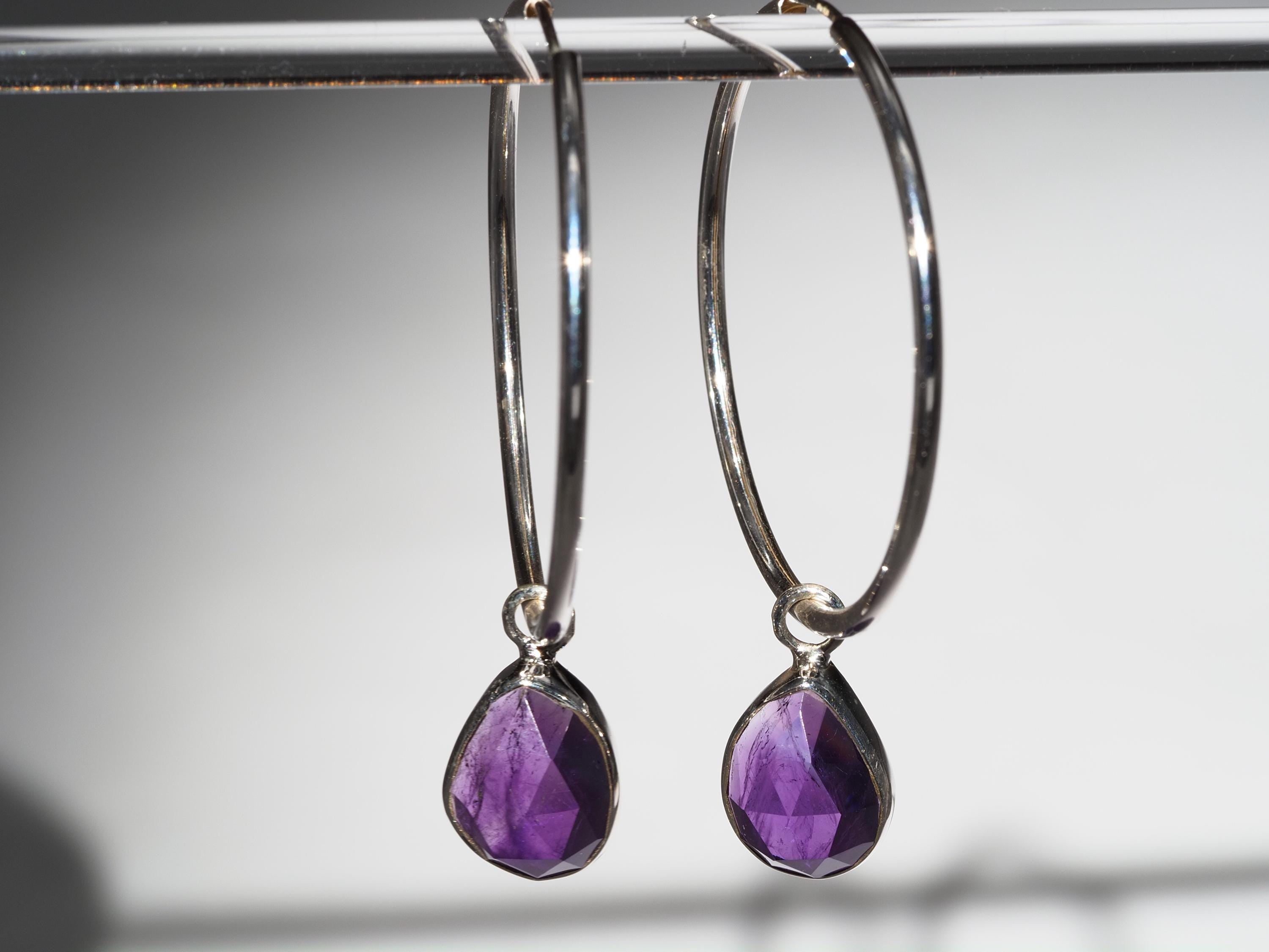 Amethyst Silber Creolen – elegante Ohrringe mit violetten Edelsteinen