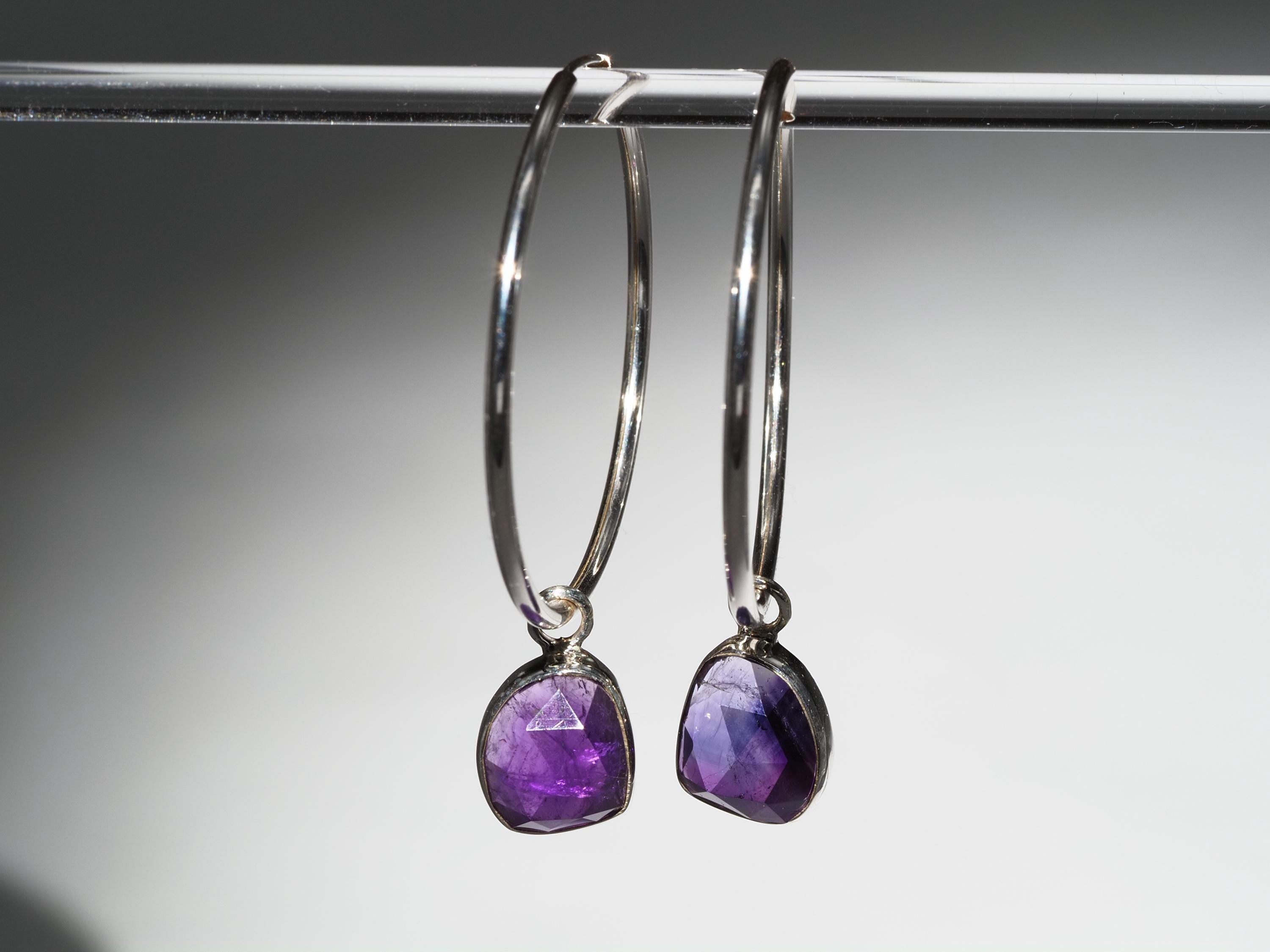 Amethyst Silber Creolen Ohrringe mit violetten Edelsteinen