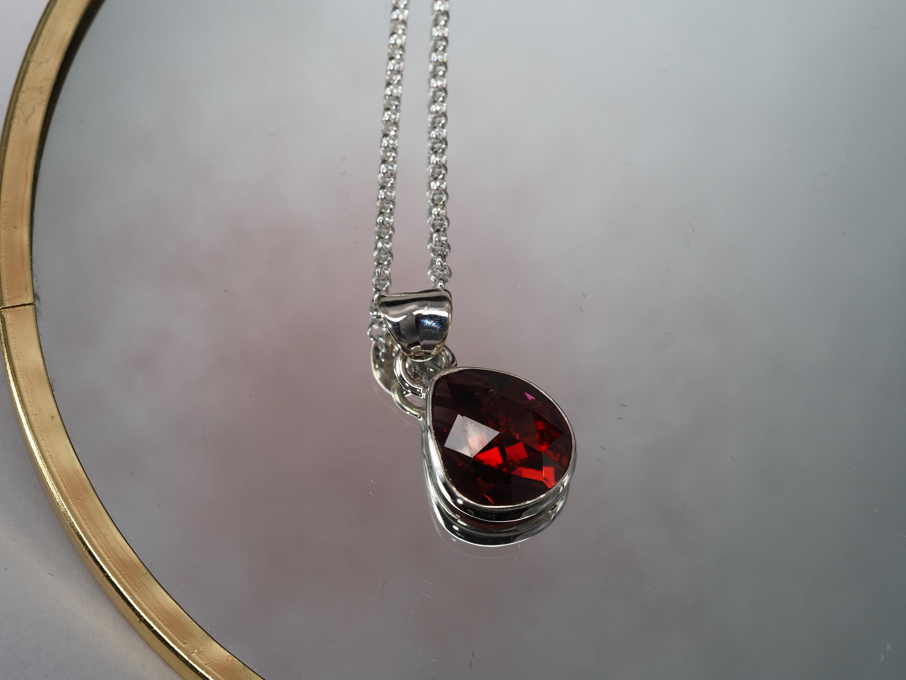 Anhänger Granat – zierlicher Edelsteinanhänger Silber