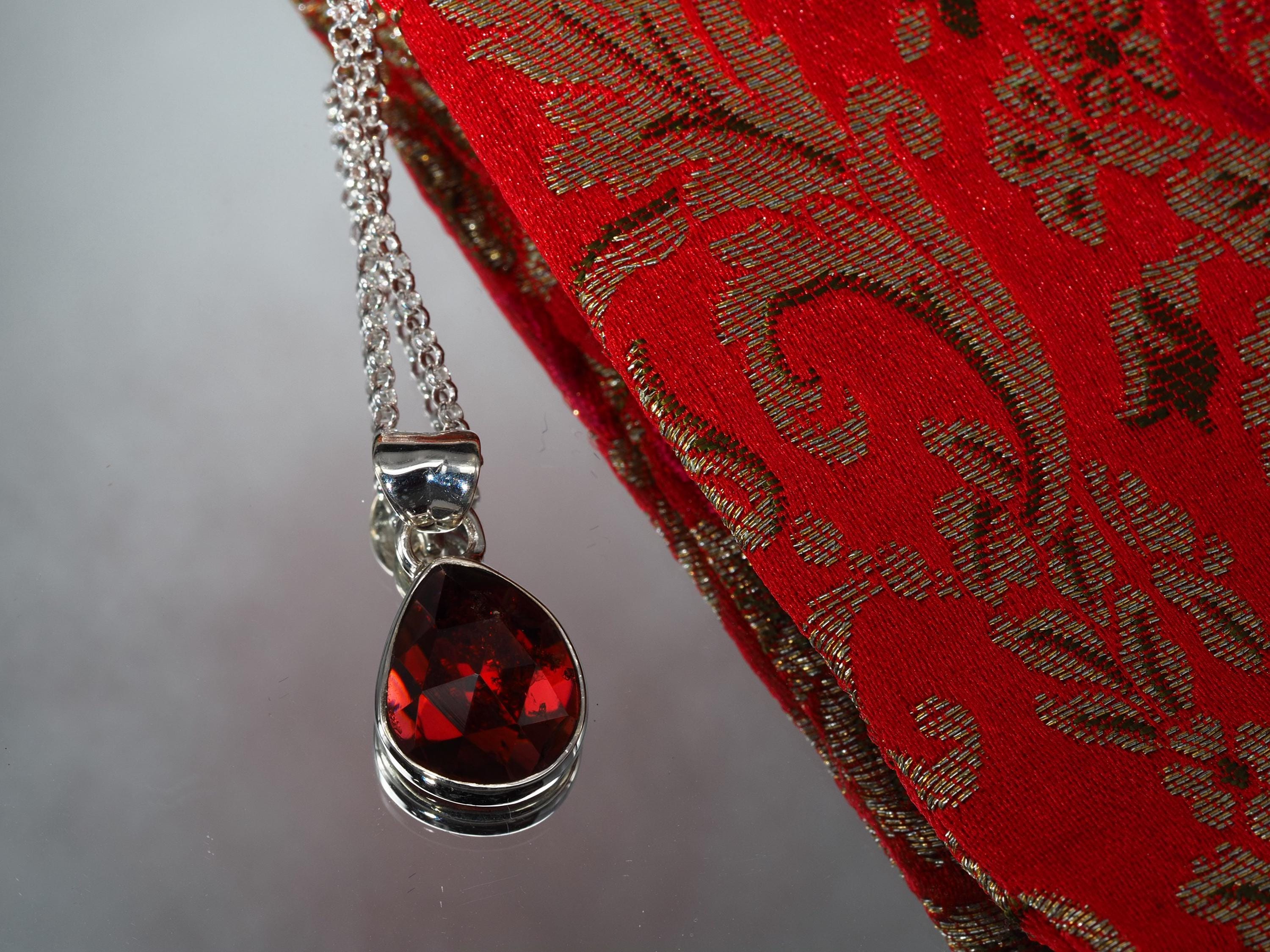 Anhänger Granat – zierlicher Edelsteinanhänger Silber