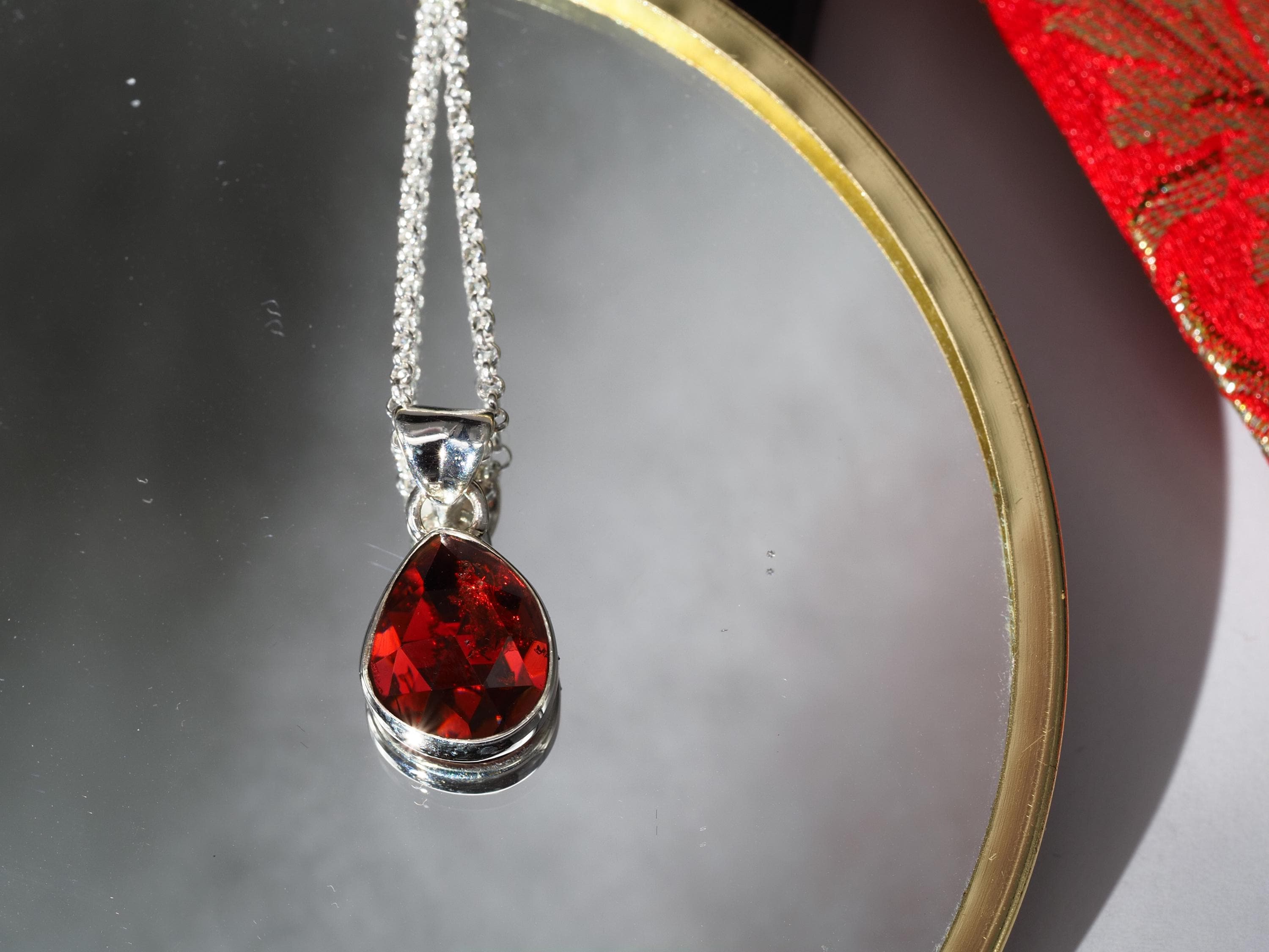 Anhänger Granat – zierlicher Edelsteinanhänger Silber