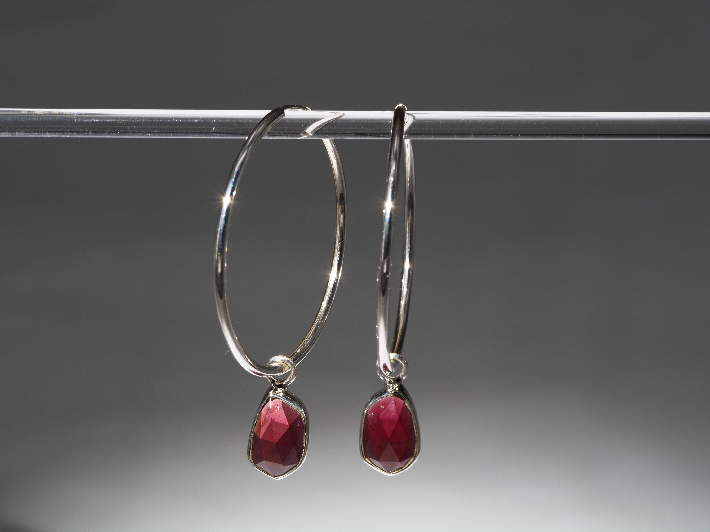 Granat Silber Creolen – elegante Ohrringe mit tiefroten Edelsteinen