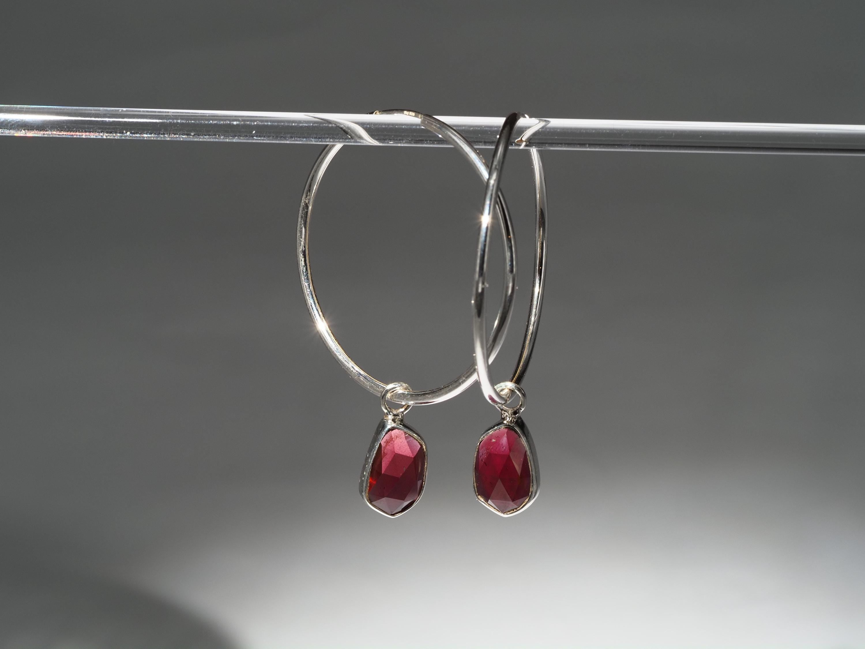 Granat Silber Creolen – elegante Ohrringe mit tiefroten Edelsteinen