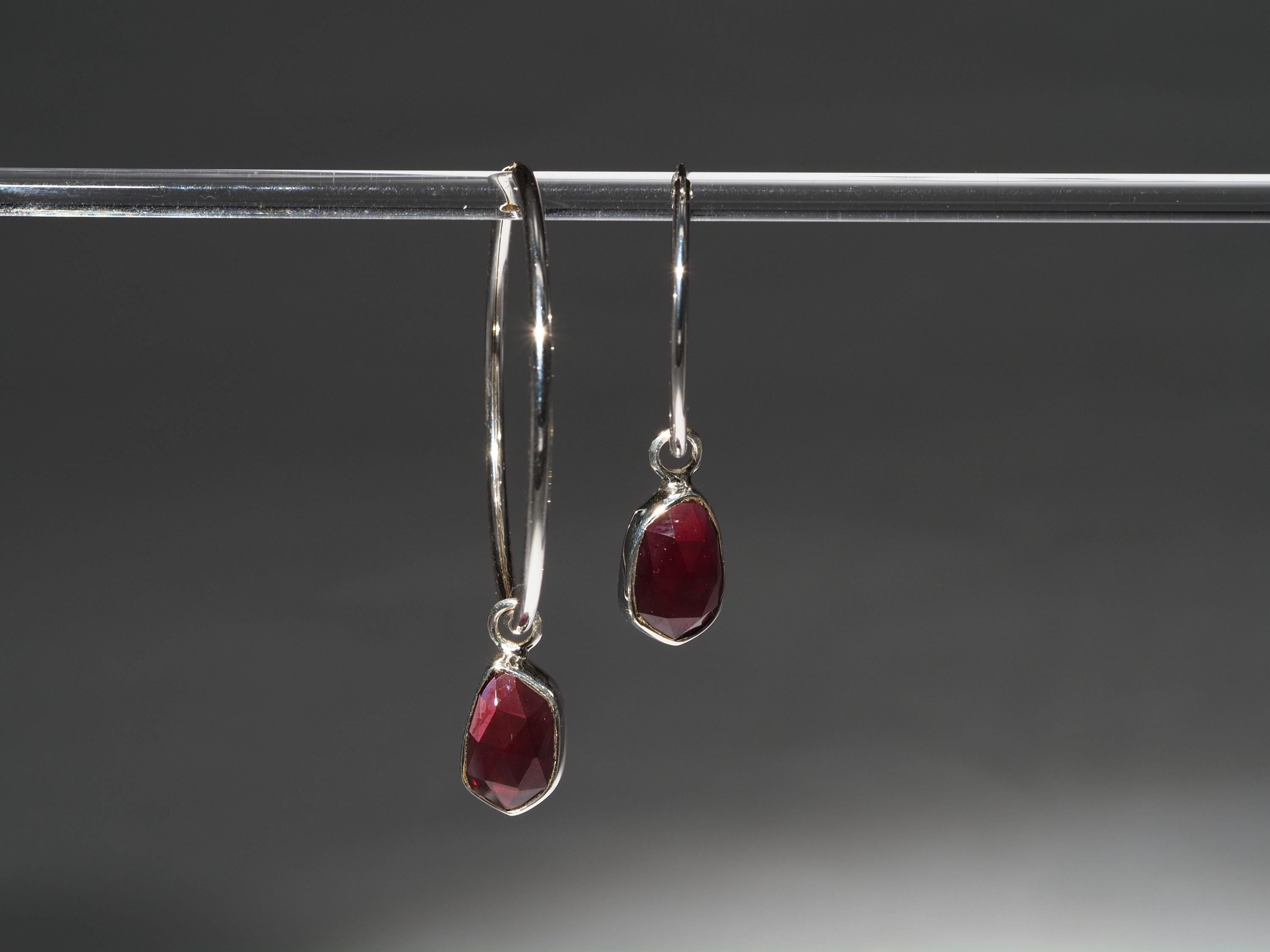 Granat Silber Creolen – elegante Ohrringe mit tiefroten Edelsteinen