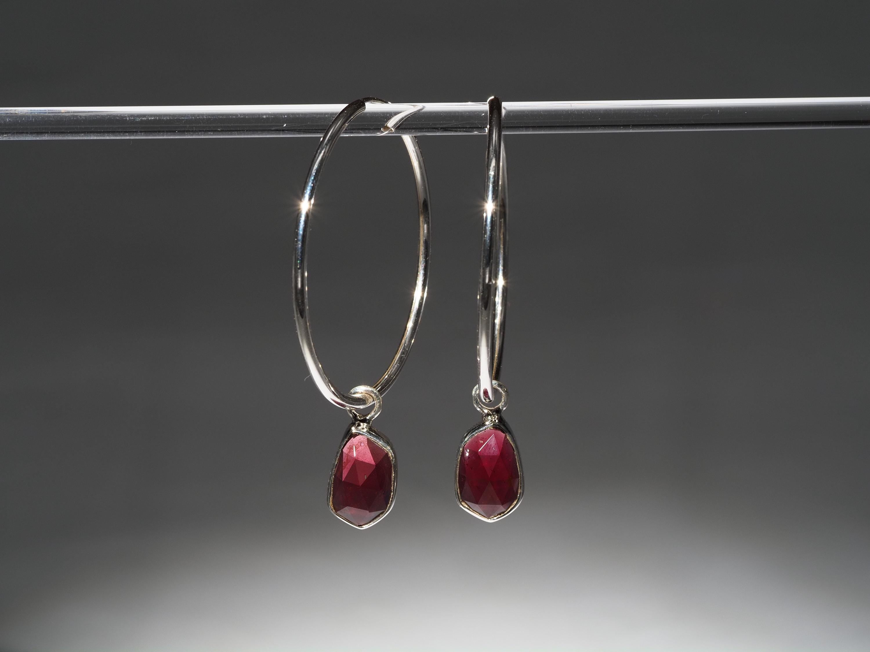 Granat Silber Creolen – elegante Ohrringe mit tiefroten Edelsteinen