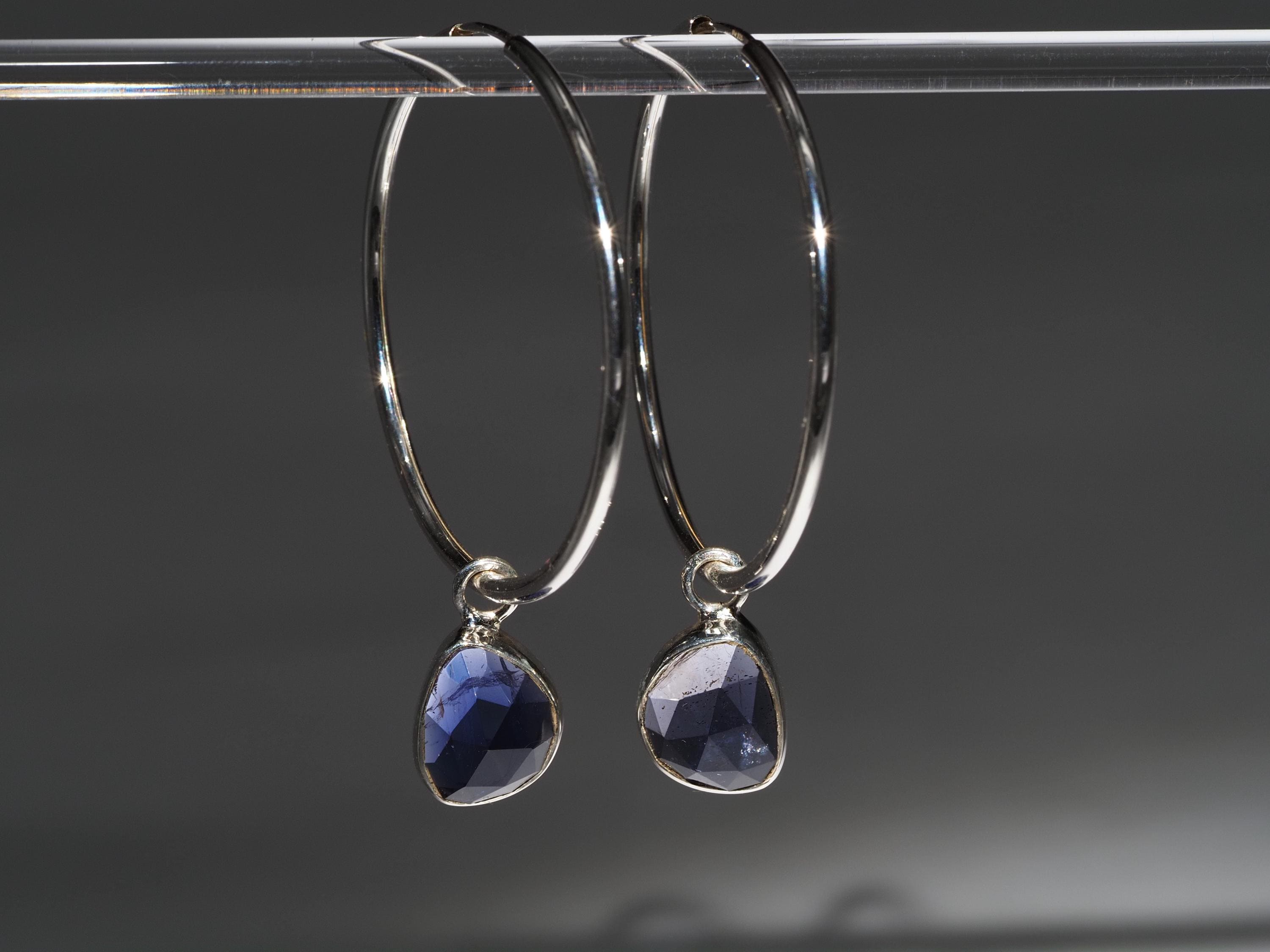 Iolith Silber Creolen – elegante Ohrringe mit mystisch blauem Edelstein