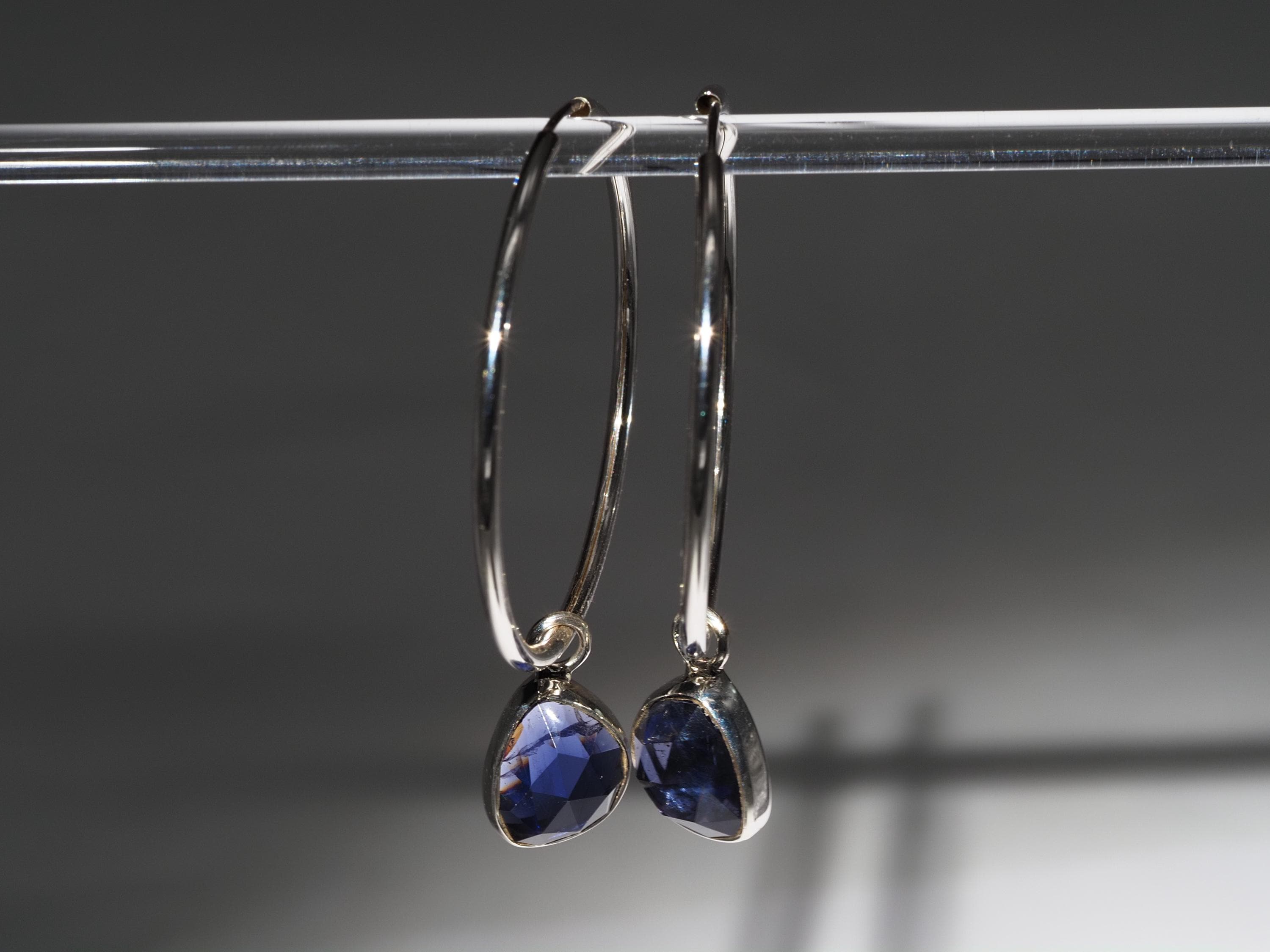 Iolith Silber Creolen – elegante Ohrringe mit mystisch blauem Edelstein