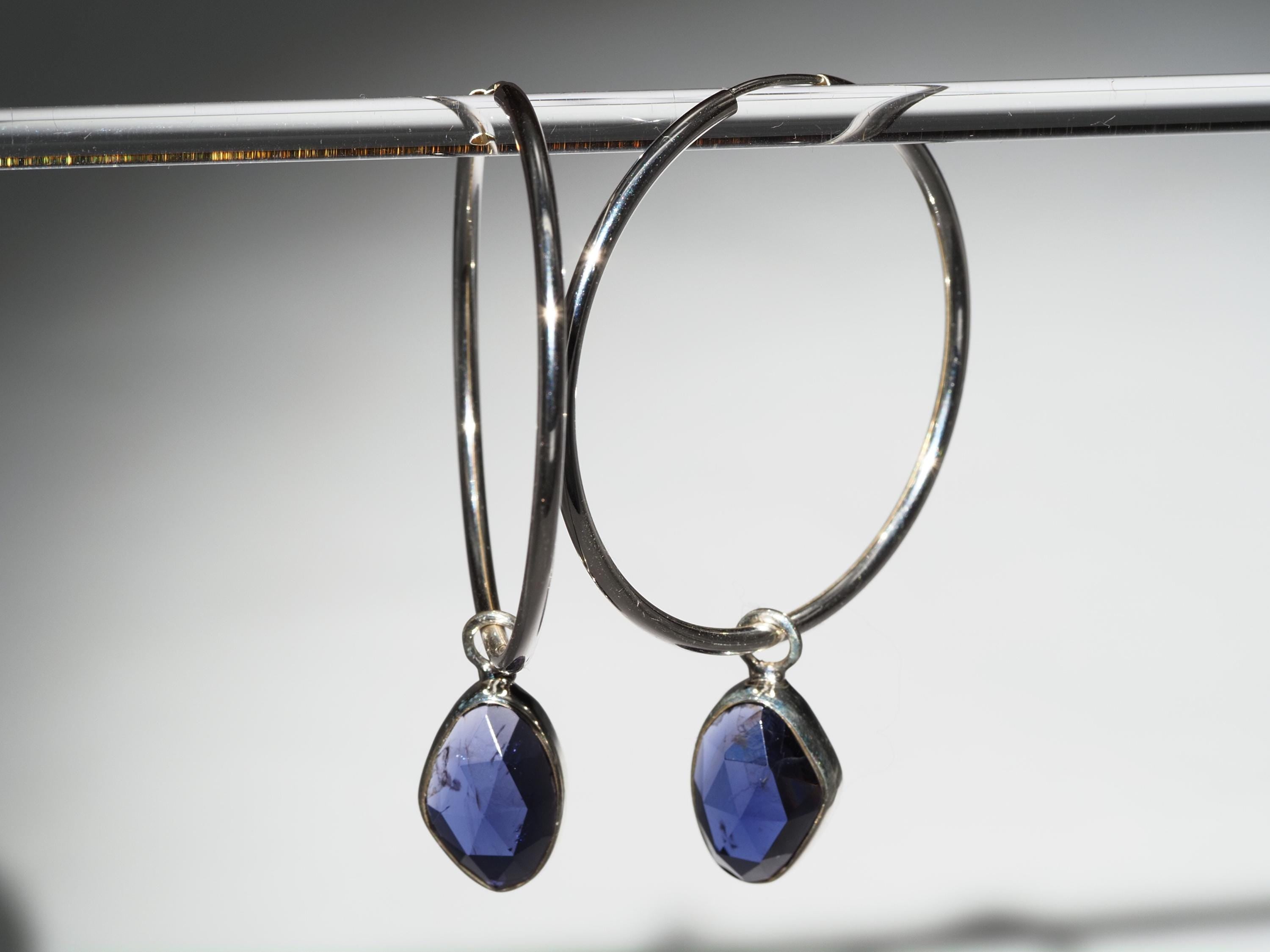 Iolith Silber Creolen – elegante Ohrringe mit mystische blaue Edelsteinen