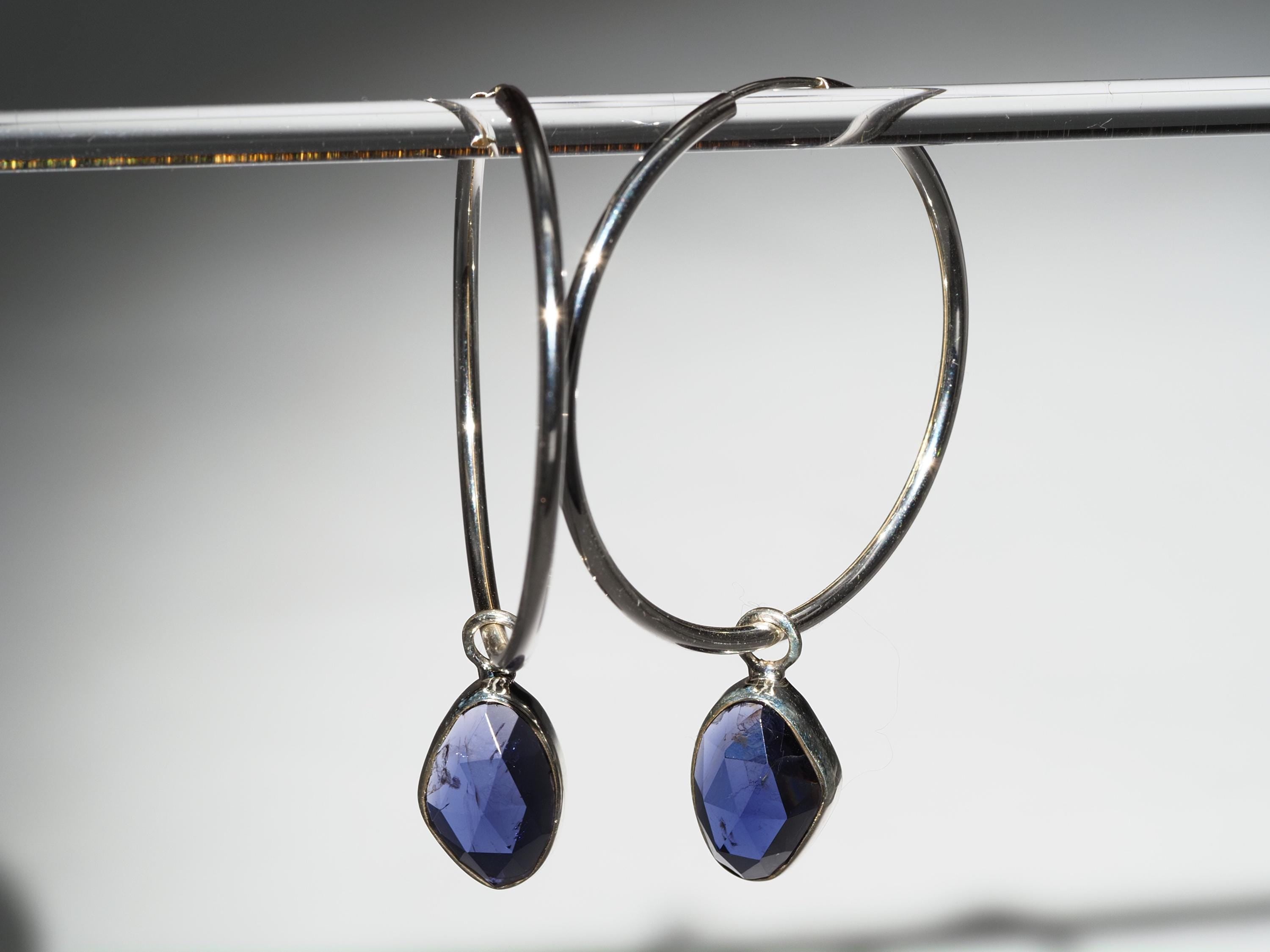 Iolith Silber Creolen – elegante Ohrringe mit mystische blaue Edelsteinen