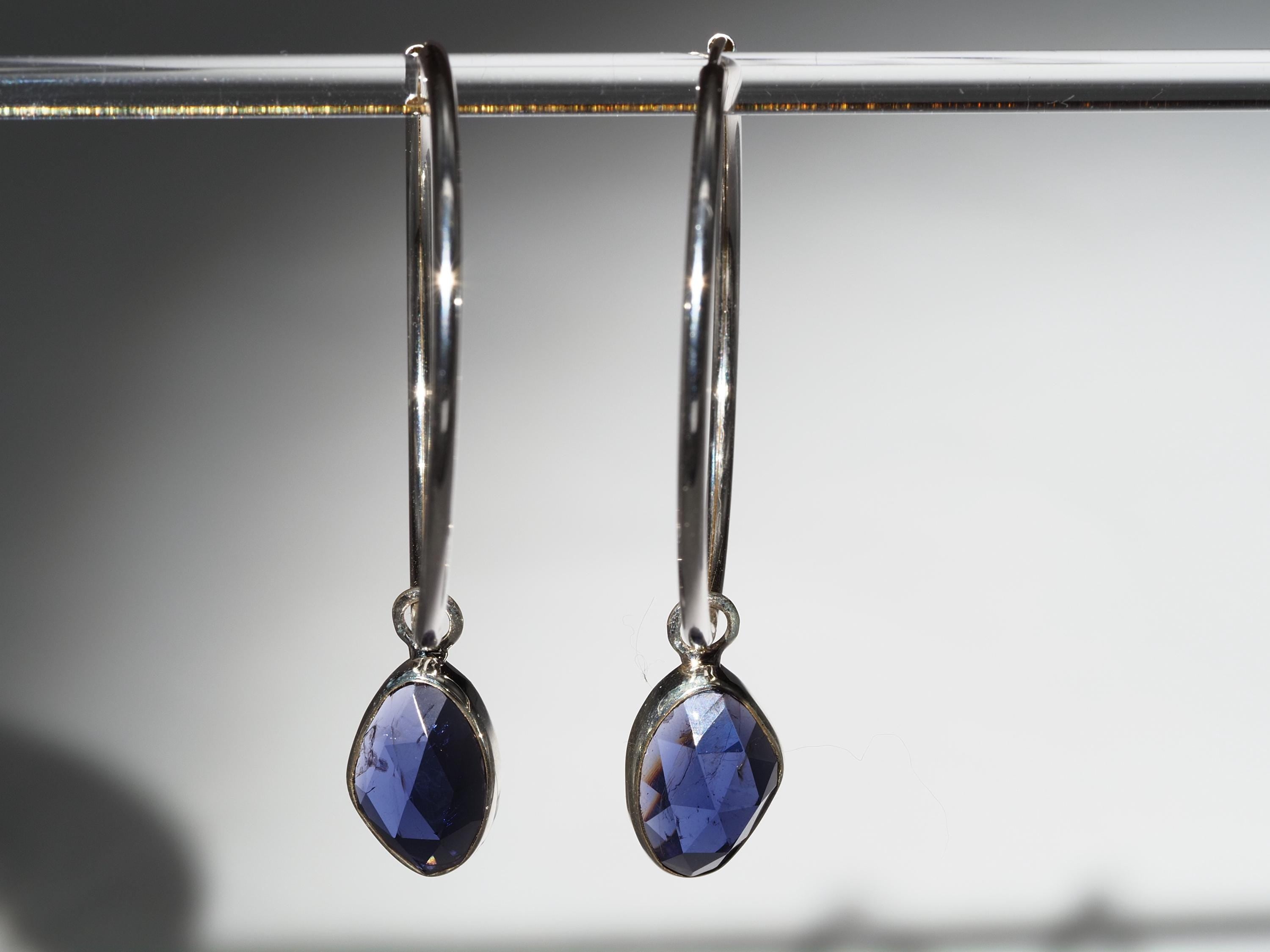 Iolith Silber Creolen – elegante Ohrringe mit mystische blaue Edelsteinen