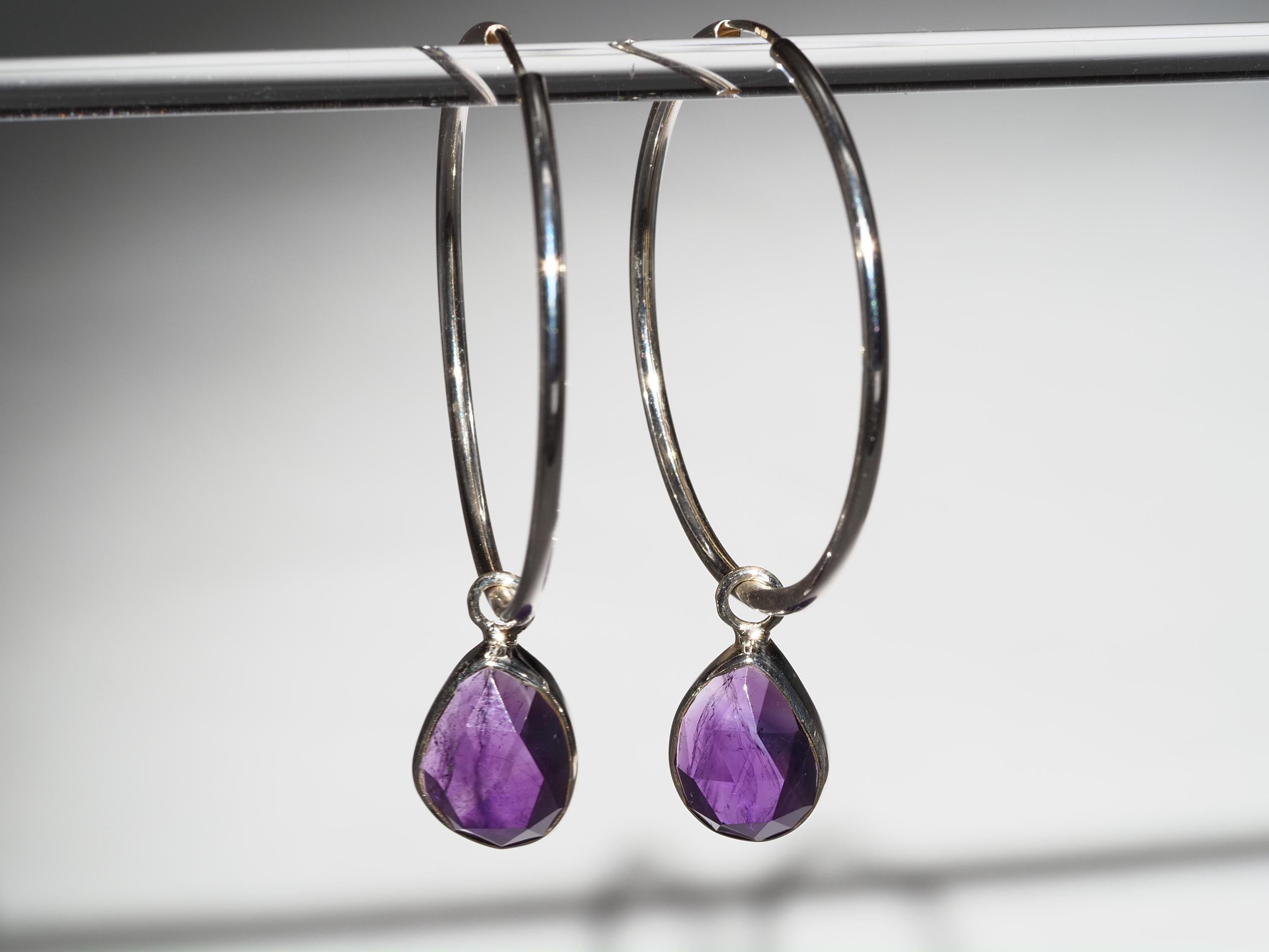 Amethyst Silber Creolen – elegante Ohrringe mit violetten Edelsteinen