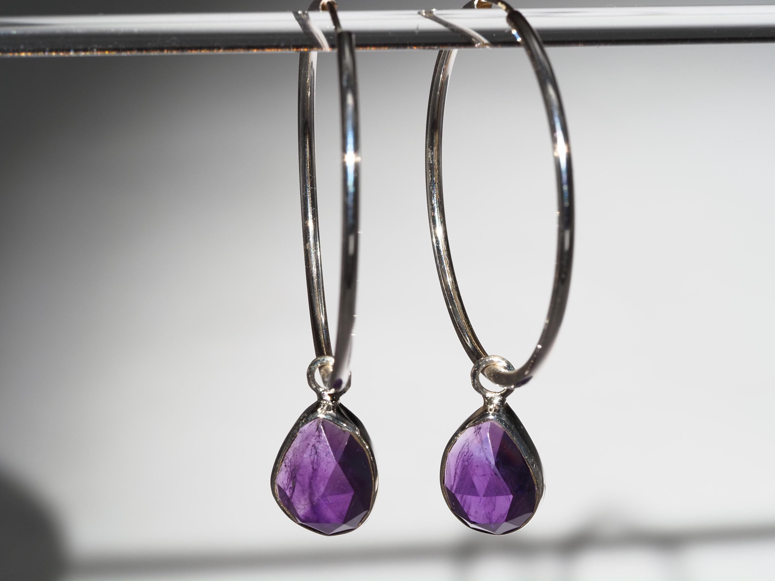 Amethyst Silber Creolen – elegante Ohrringe mit violetten Edelsteinen