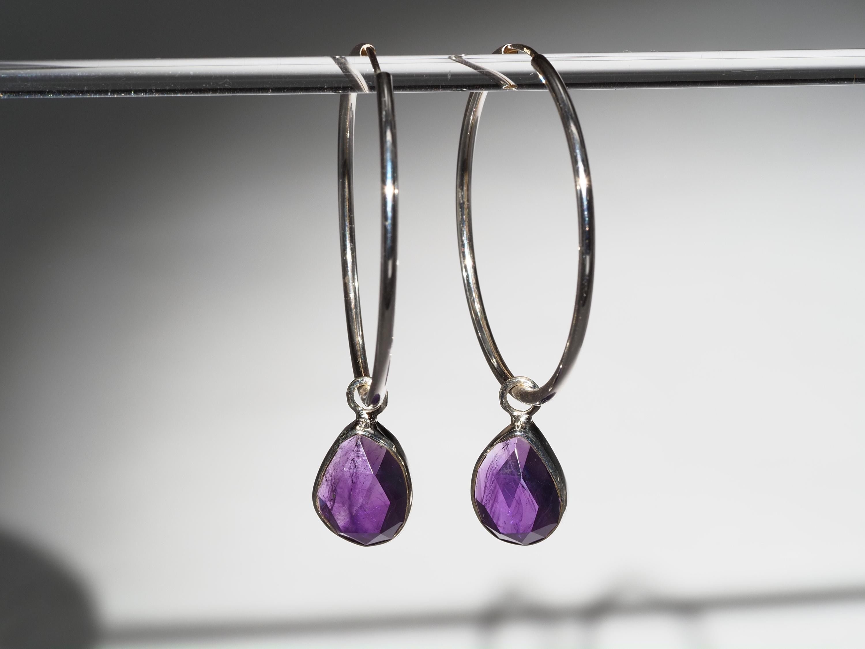 Amethyst Silber Creolen – elegante Ohrringe mit violetten Edelsteinen