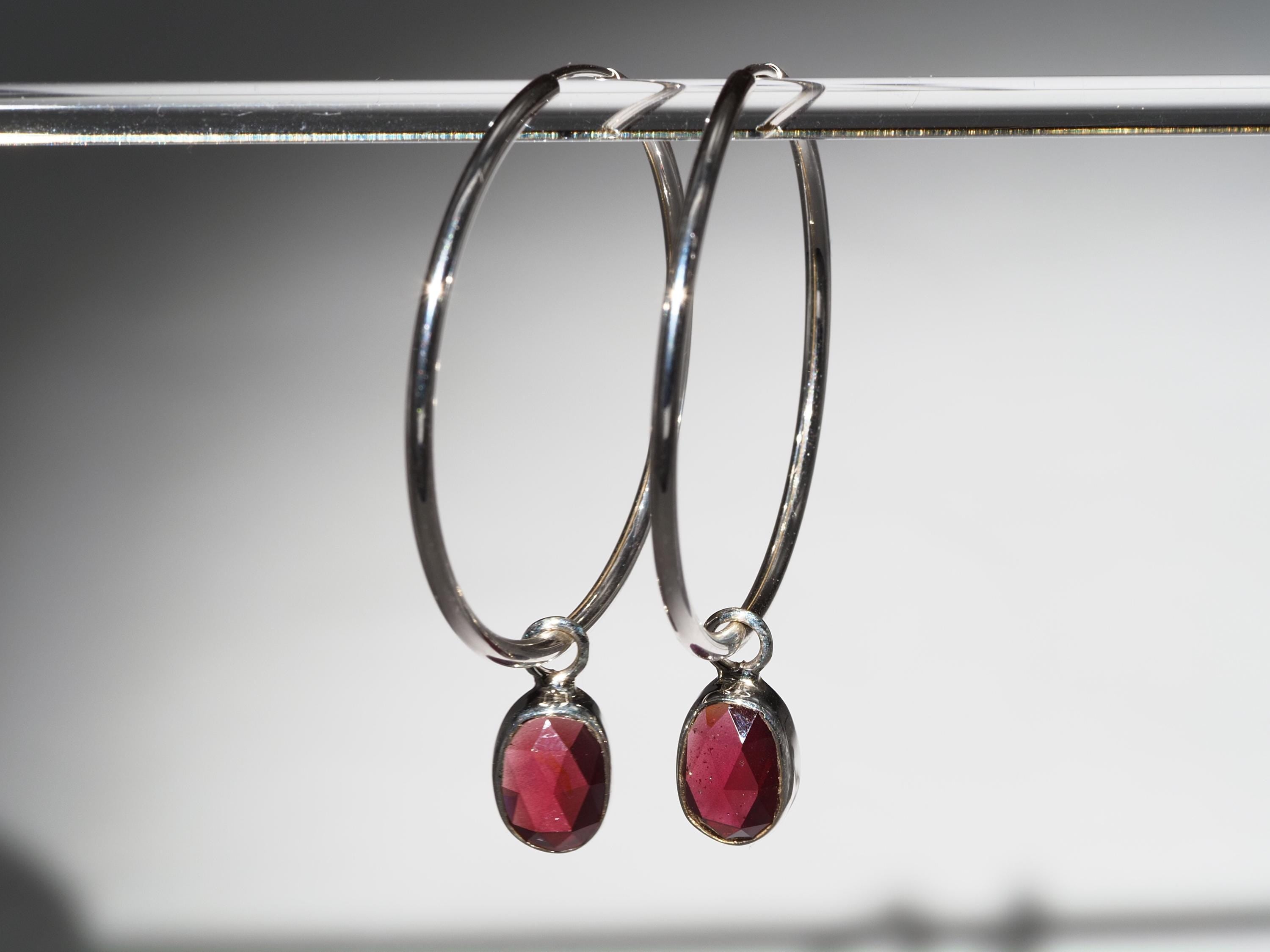 Granat Silber Creolen Ohrringe mit roten Edelsteinen