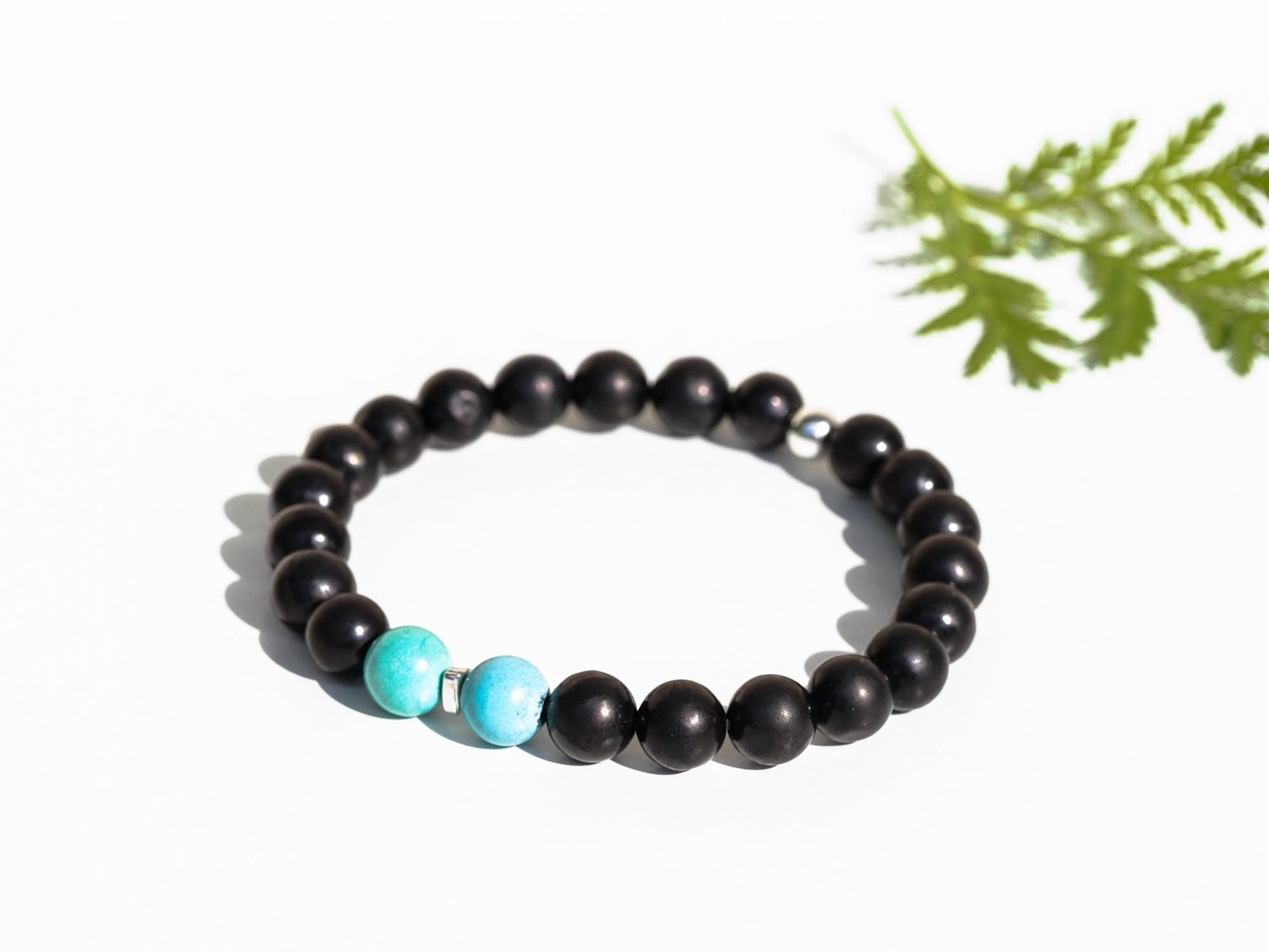 Flexibles Edelstein Armband mit Schungit, Turmalin, Sugilith und Türkis – Geschenk für Männer & Frauen