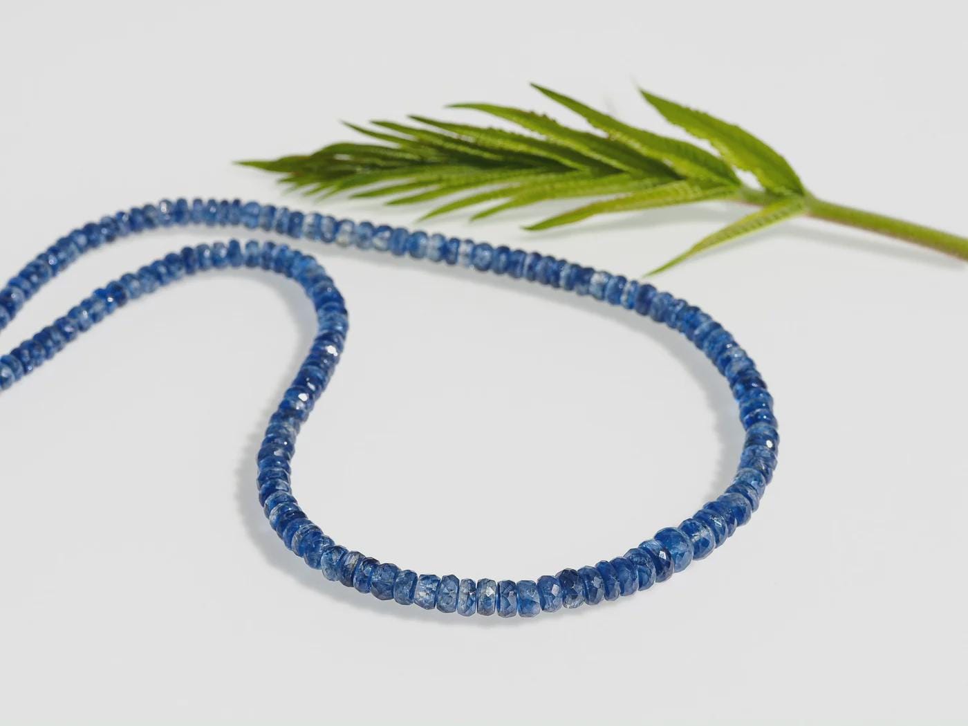 Kyanit Kette Top Qualität in fantastischem Blau lange Kette Handgefertigtes Unikat