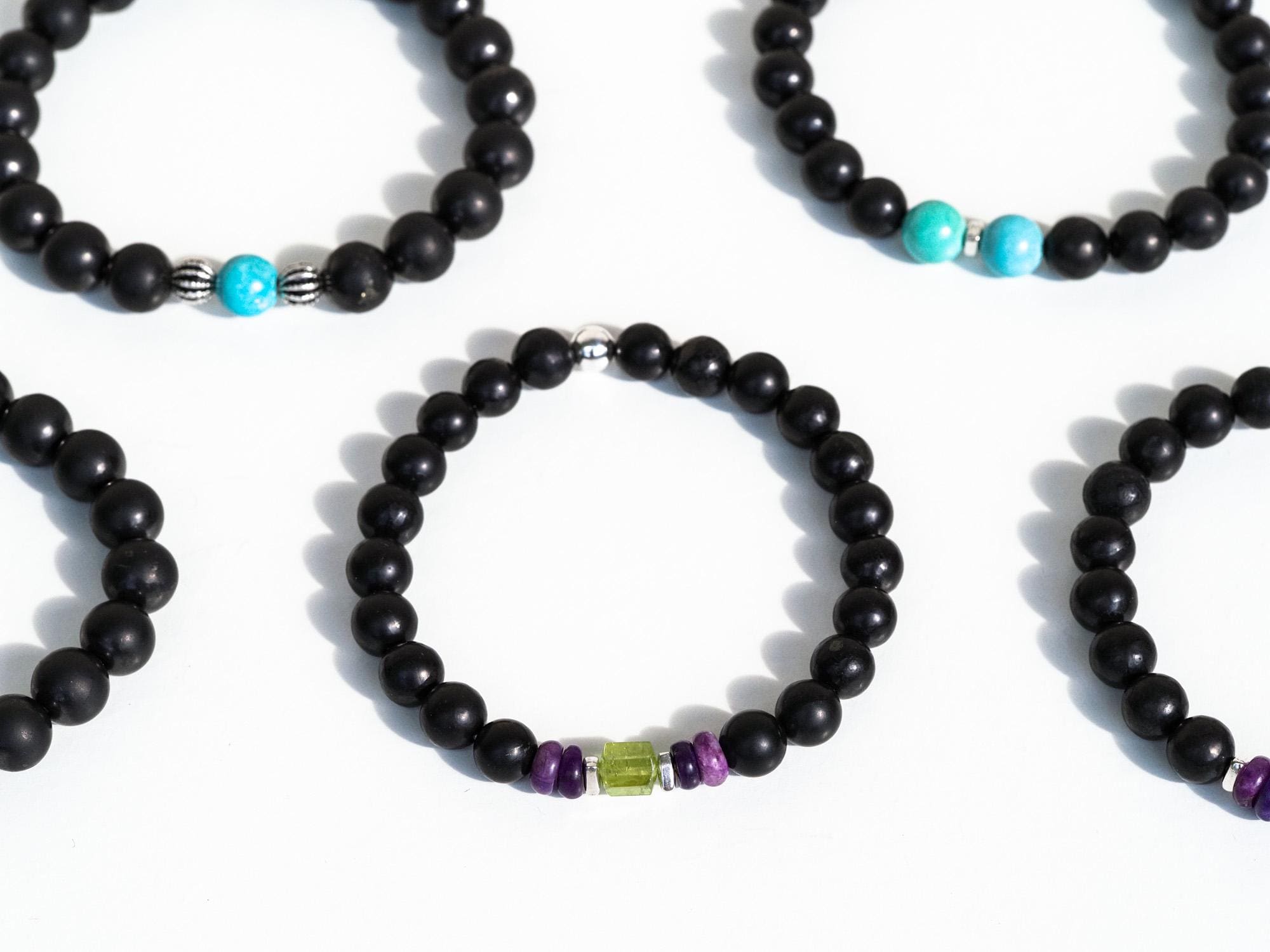 Flexibles Edelstein Armband mit Schungit, Turmalin, Sugilith und Türkis – Geschenk für Männer & Frauen