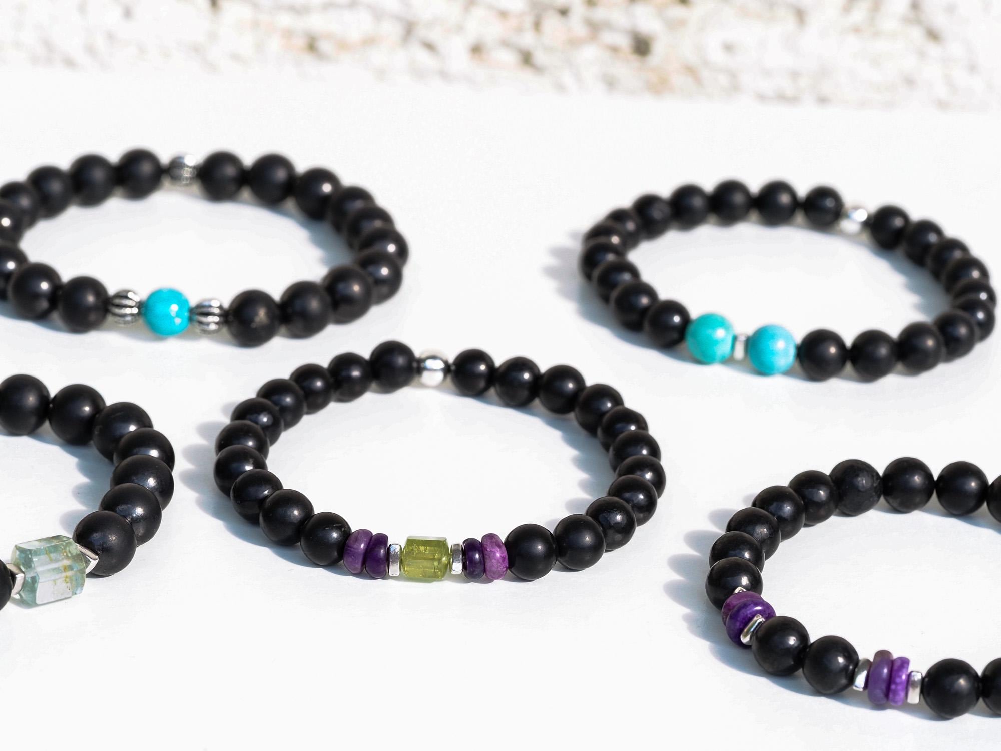 Flexibles Edelstein Armband mit Schungit, Turmalin, Sugilith und Türkis – Geschenk für Männer & Frauen