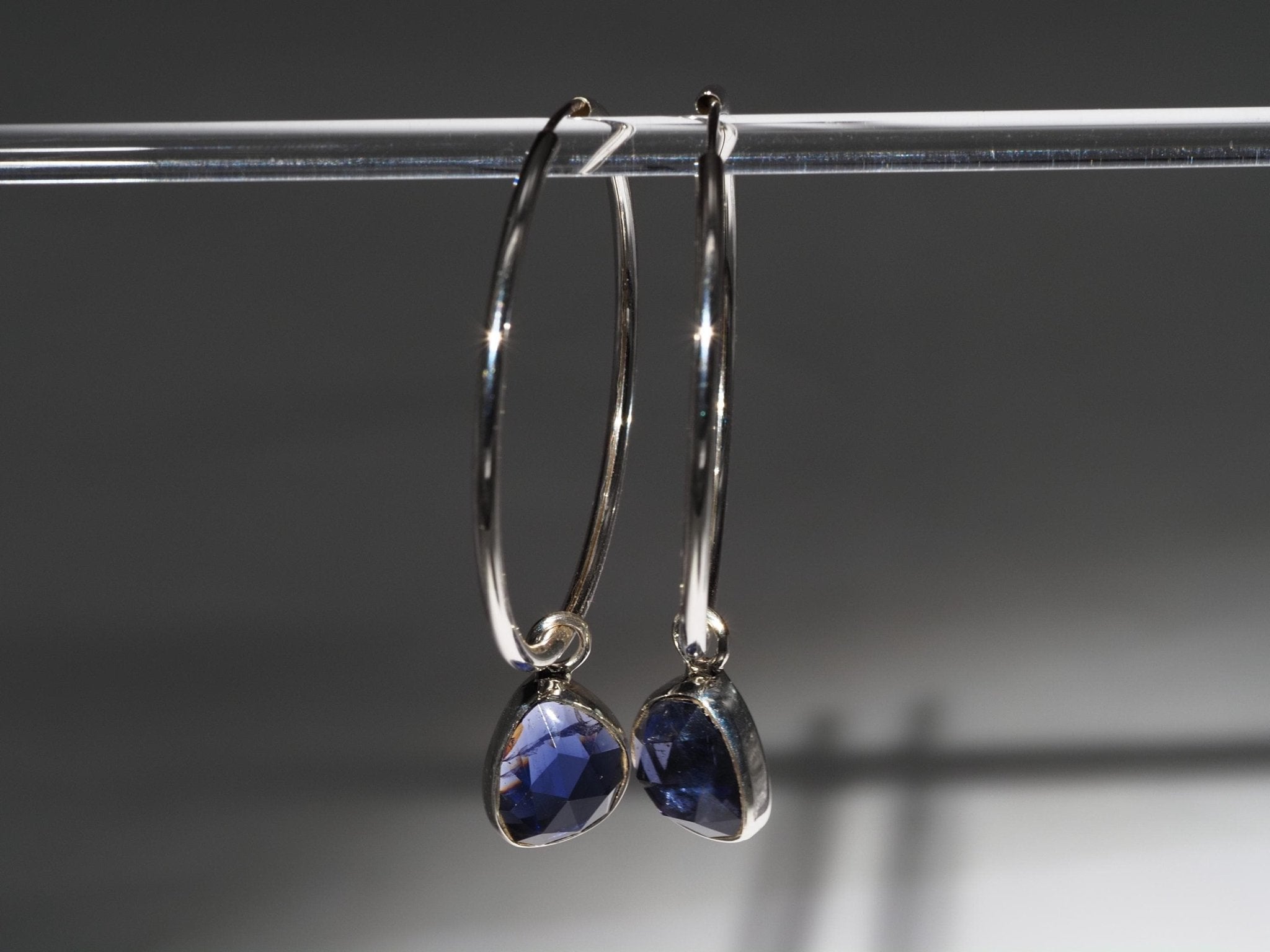 Iolith Silber Creolen – elegante Ohrringe mit mystisch blauem Edelstein