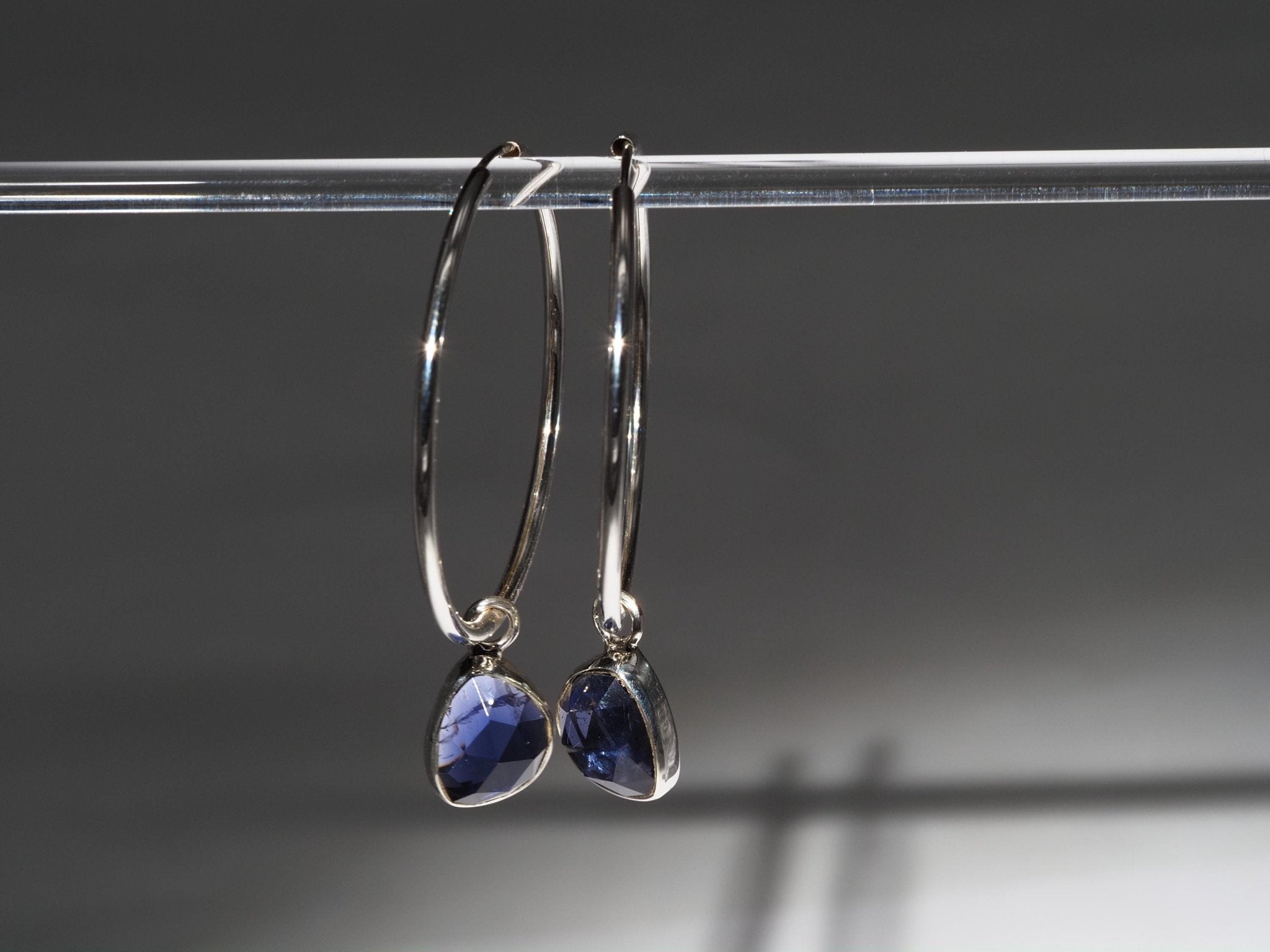 Iolith Silber Creolen – elegante Ohrringe mit mystisch blauem Edelstein