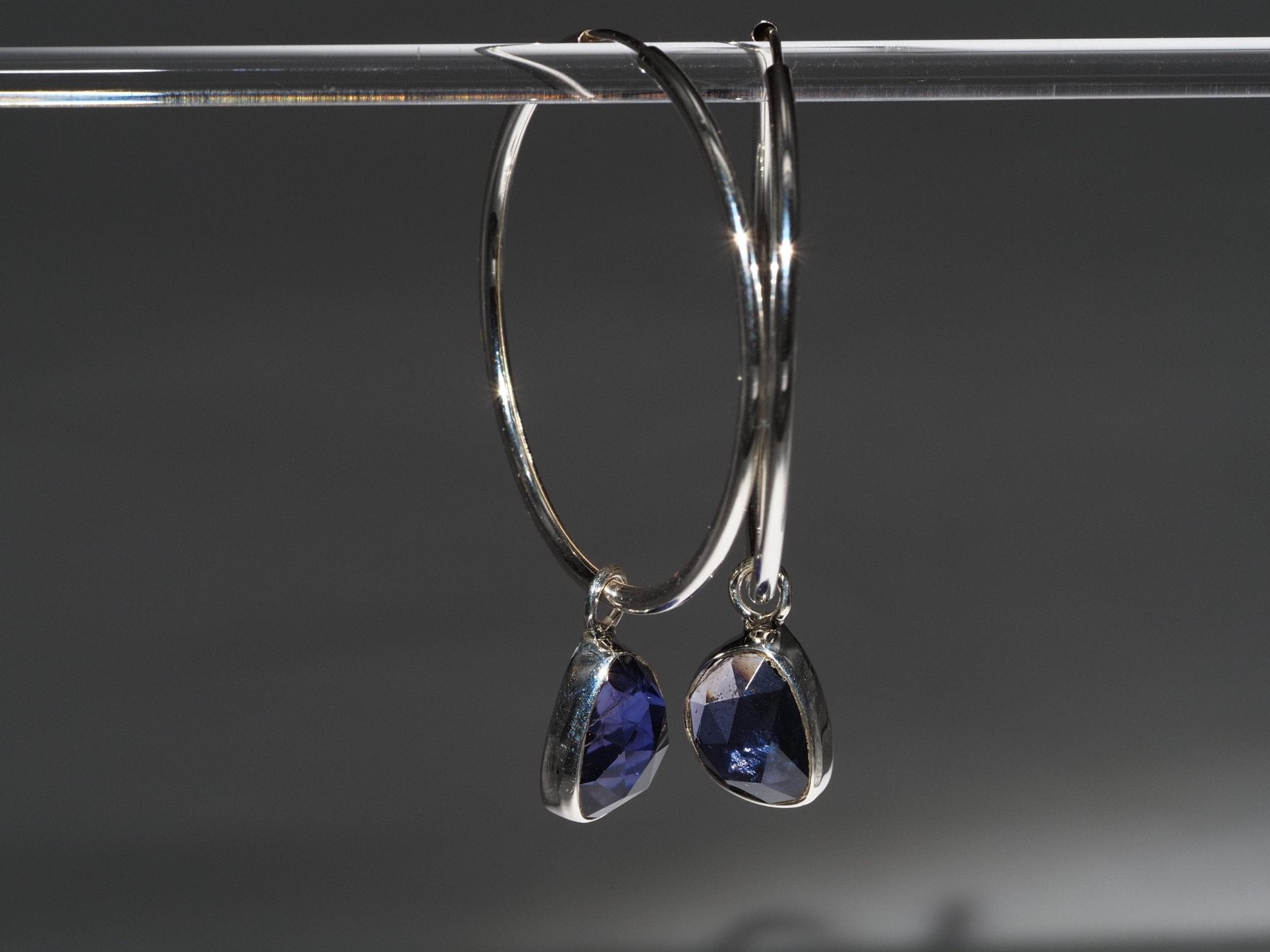 Iolith Silber Creolen – elegante Ohrringe mit mystisch blauem Edelstein