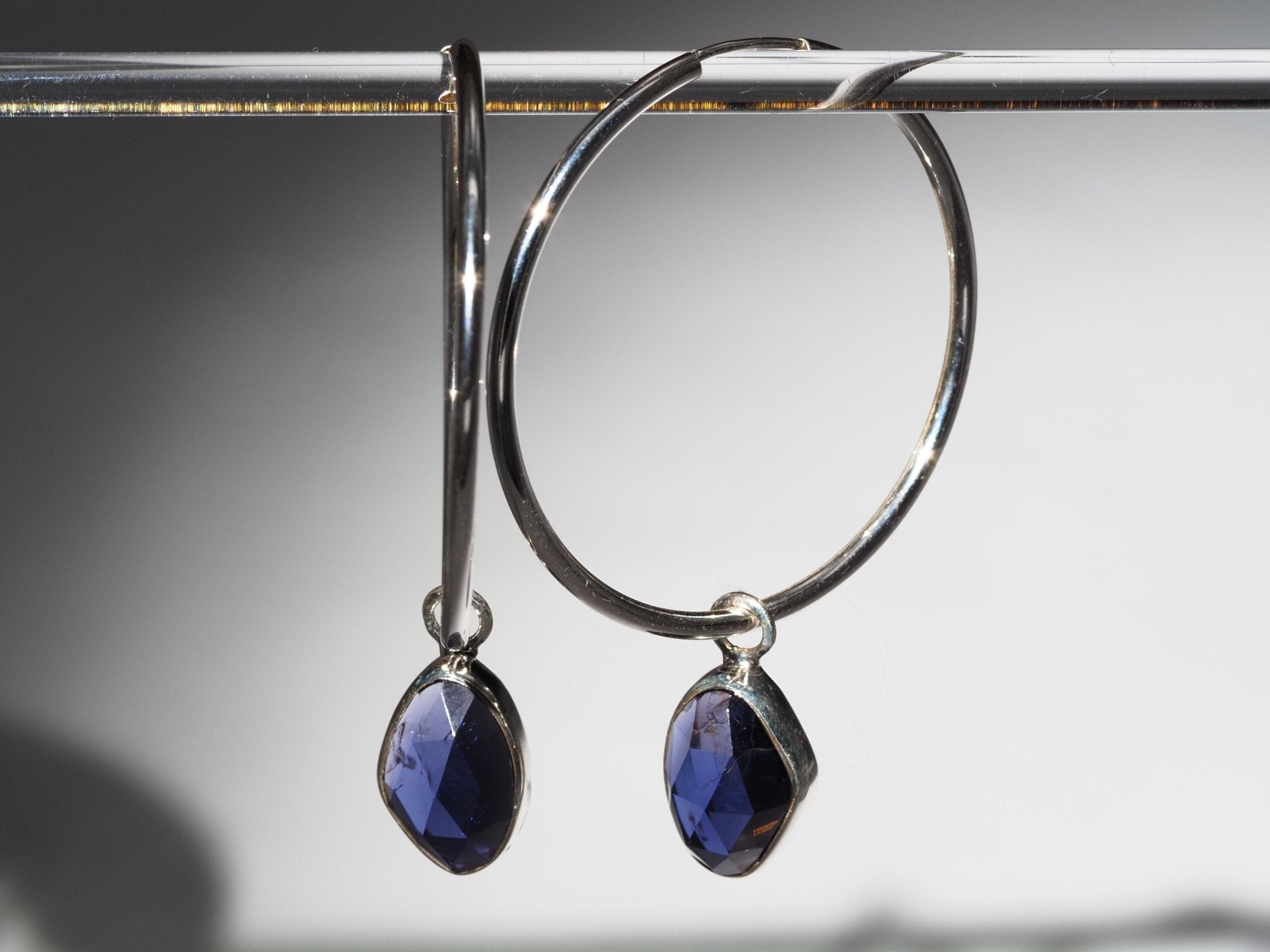 Iolith Silber Creolen – elegante Ohrringe mit mystische blaue Edelsteinen